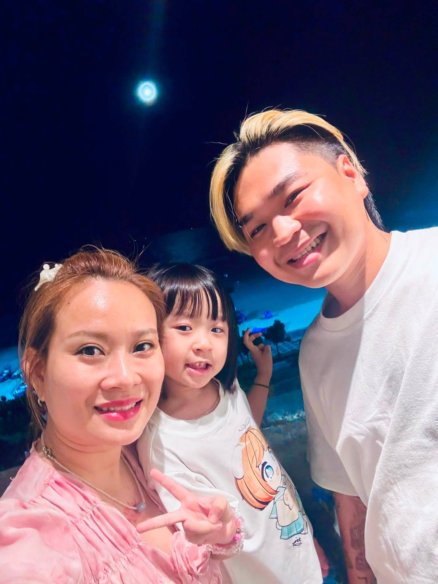 Nam ca sĩ Việt c&oacute; tiếng lấy vợ hơn 8 tuổi c&oacute; 2 con ri&ecirc;ng: "D&agrave;nh tất cả cho vợ con"- Ảnh 2.