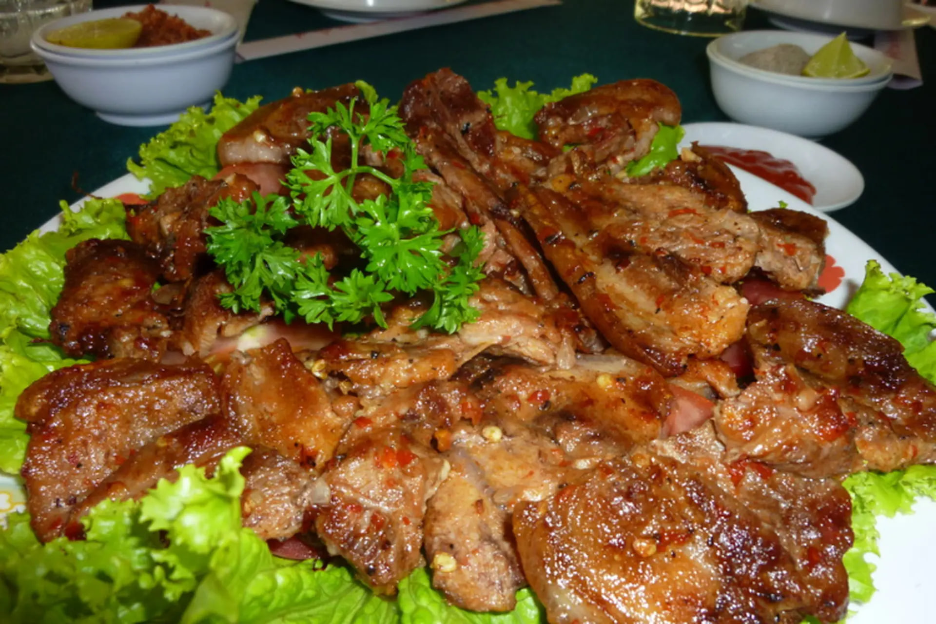 V&igrave; sao g&agrave; đồi, heo rừng lu&ocirc;n đắt hơn thịt thường?- Ảnh 1.