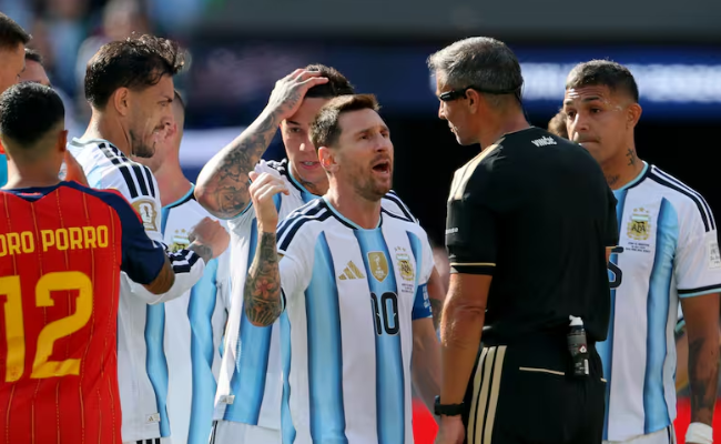 3 triệu người xem video chưa từng c&ocirc;ng bố h&eacute; lộ c&acirc;u n&oacute;i cực gắt của trọng t&agrave;i với Messi ở chung kết World Cup- Ảnh 1.