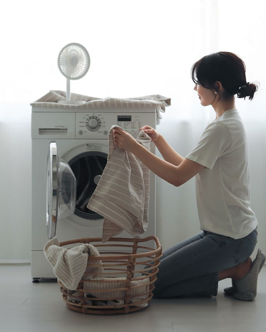 Mùa thu đến, đừng vội cất hết đồ hè: 5 sai lầm khiến tủ quần áo càng dọn càng chật - Ảnh 4.