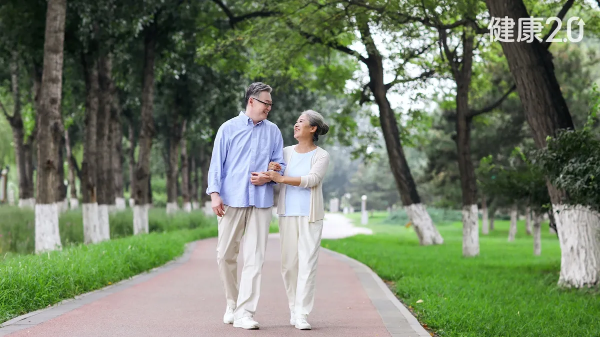 Người trung niên hãy chú ý: Hai độ tuổi này là thời điểm quan trọng khiến cơ thể lão hóa "như lao dốc", làm tốt một việc sẽ già chậm hơn- Ảnh 1.