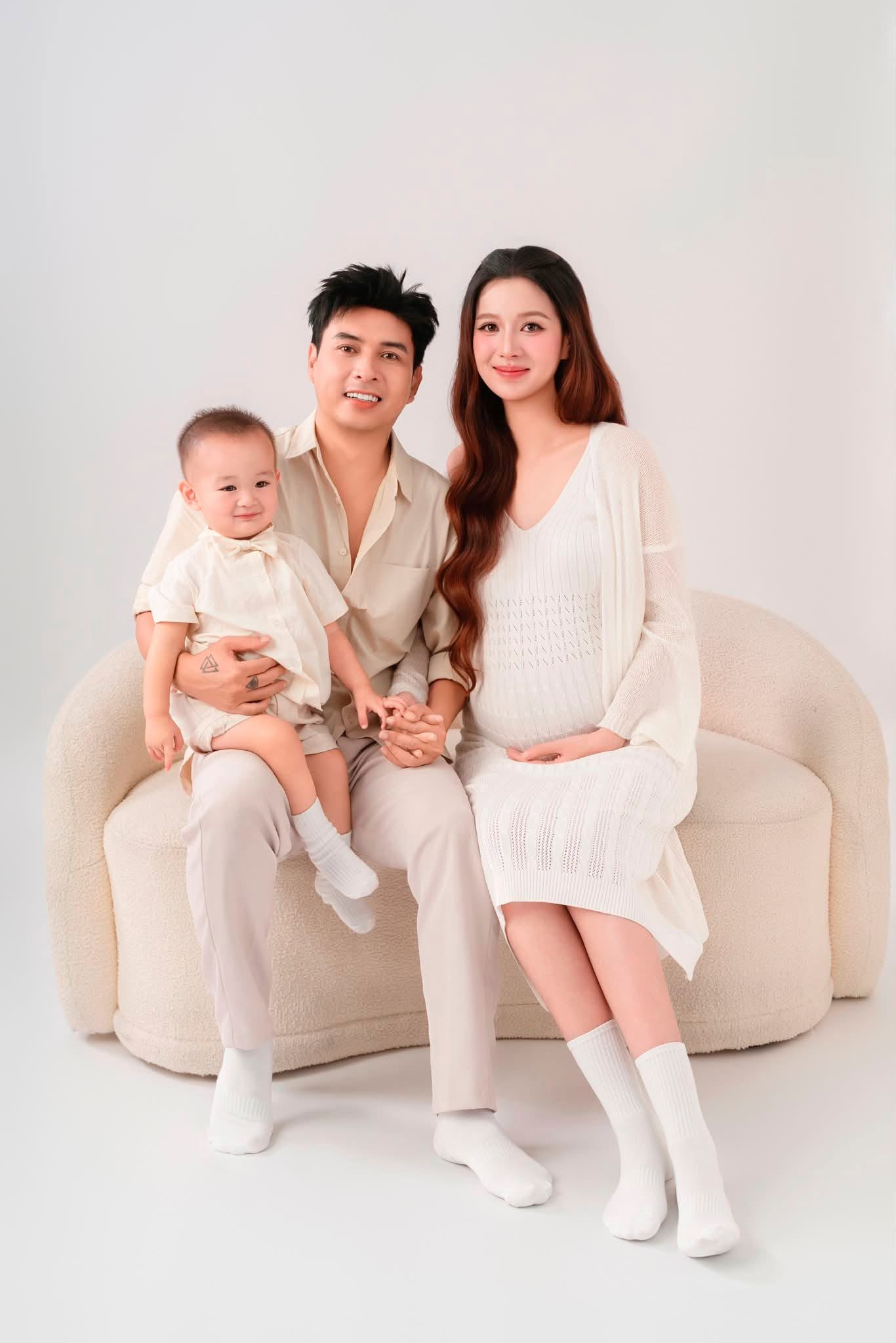 Mỹ nh&acirc;n qu&ecirc; miền T&acirc;y cưới ca sĩ hơn 17 tuổi: Được chồng giao giữ hết tiền, sống trong biệt thự 20 tỷ đồng- Ảnh 4.