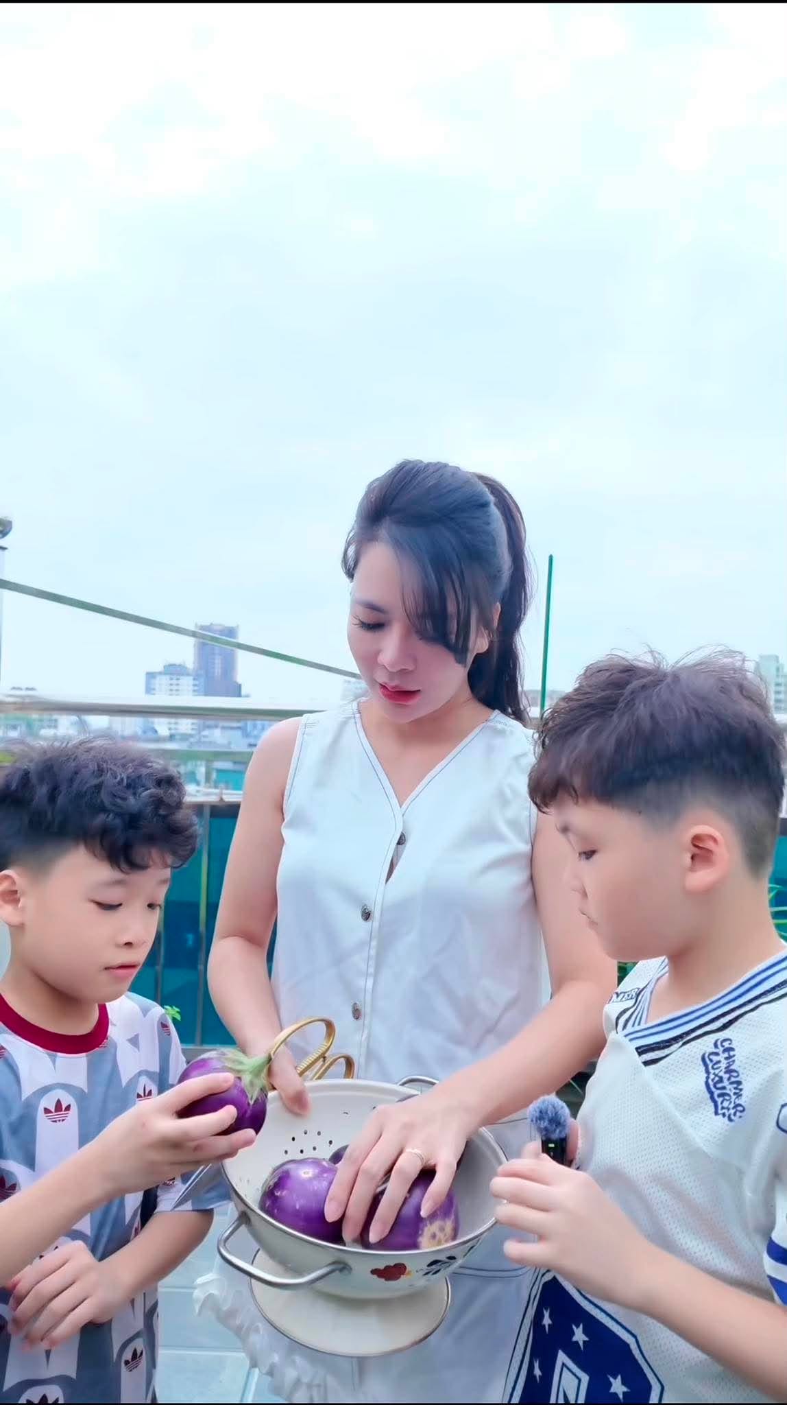 Nữ bác sĩ U40 sáng khám bệnh, tối trồng rau phủ kín sân thượng: Thứ nhận được vượt xa tưởng tượng- Ảnh 11.