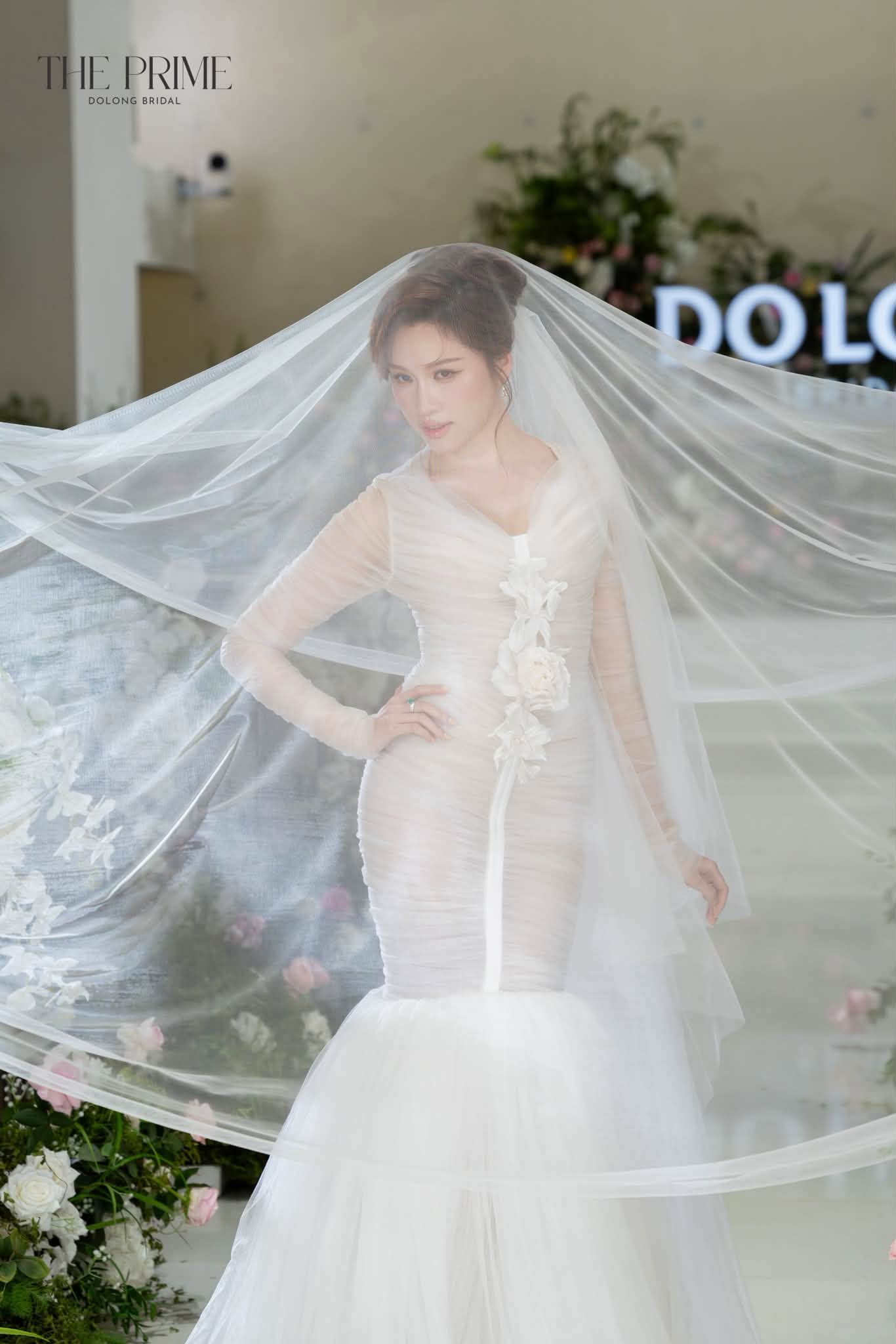 Mỹ nh&acirc;n Việt mặc đầm cưới "đốt phong long" khi trở về từ show thời trang c&oacute; Thuỷ Ti&ecirc;n, Hari Won- Ảnh 1.