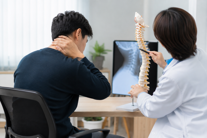 C&uacute;i đầu lướt điện thoại 7 tiếng/ng&agrave;y, nam thanh ni&ecirc;n mất tự tin v&igrave; 'cổ r&ugrave;a'- Ảnh 1.
