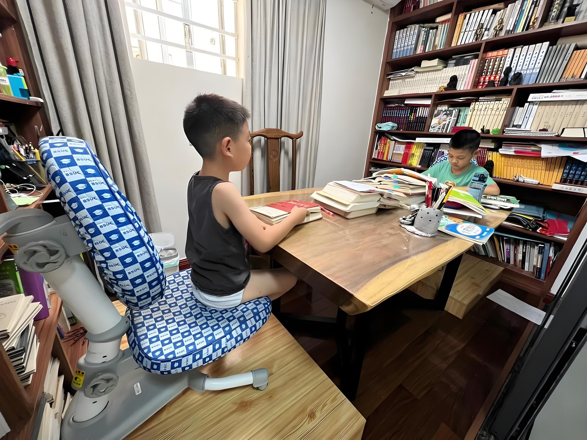 Vì sao trẻ có thể nhớ một bài hát rất lâu nhưng lại quên bài học vừa học hôm qua? - Ảnh 2.