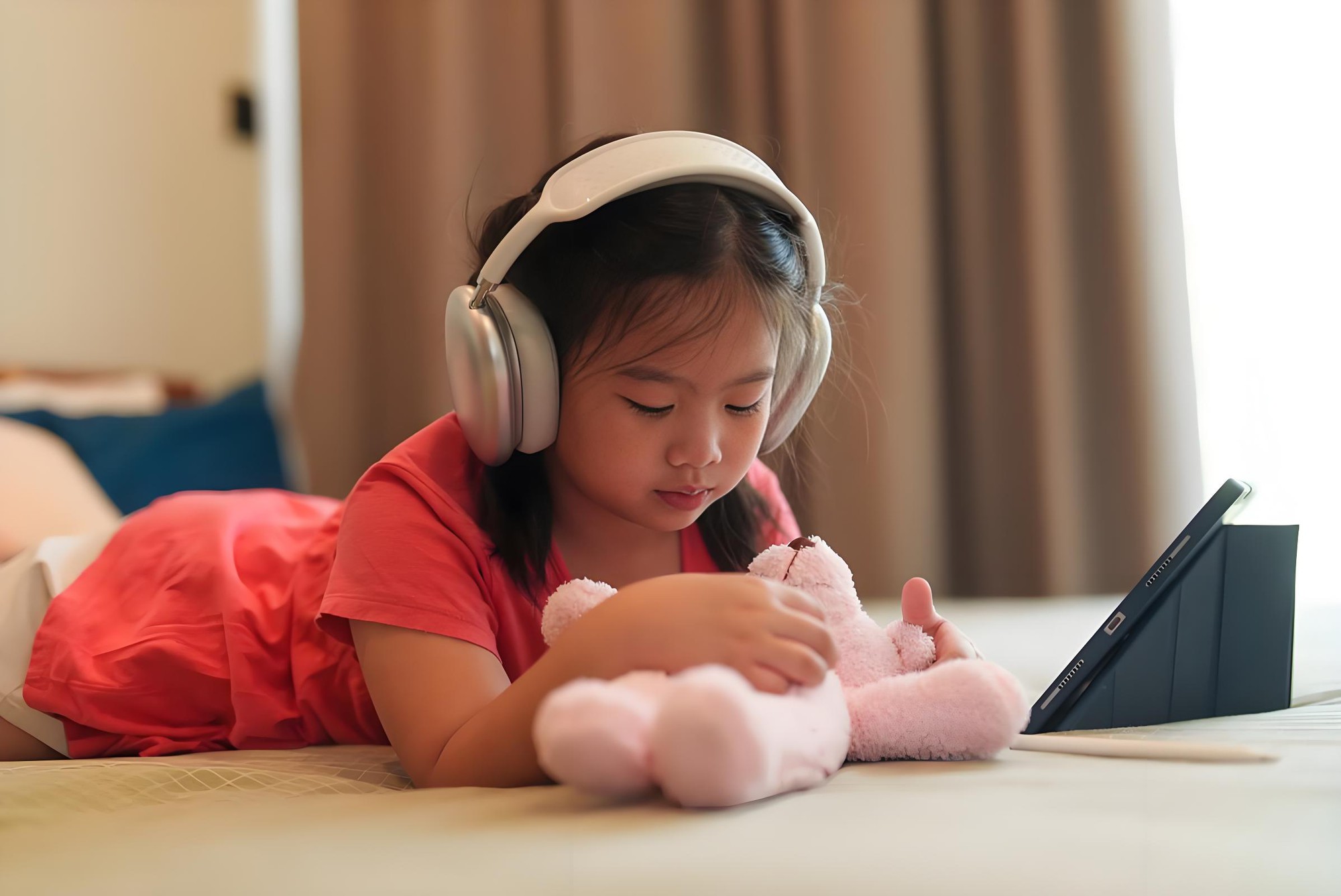 Vì sao trẻ có thể nhớ một bài hát rất lâu nhưng lại quên bài học vừa học hôm qua? - Ảnh 1.