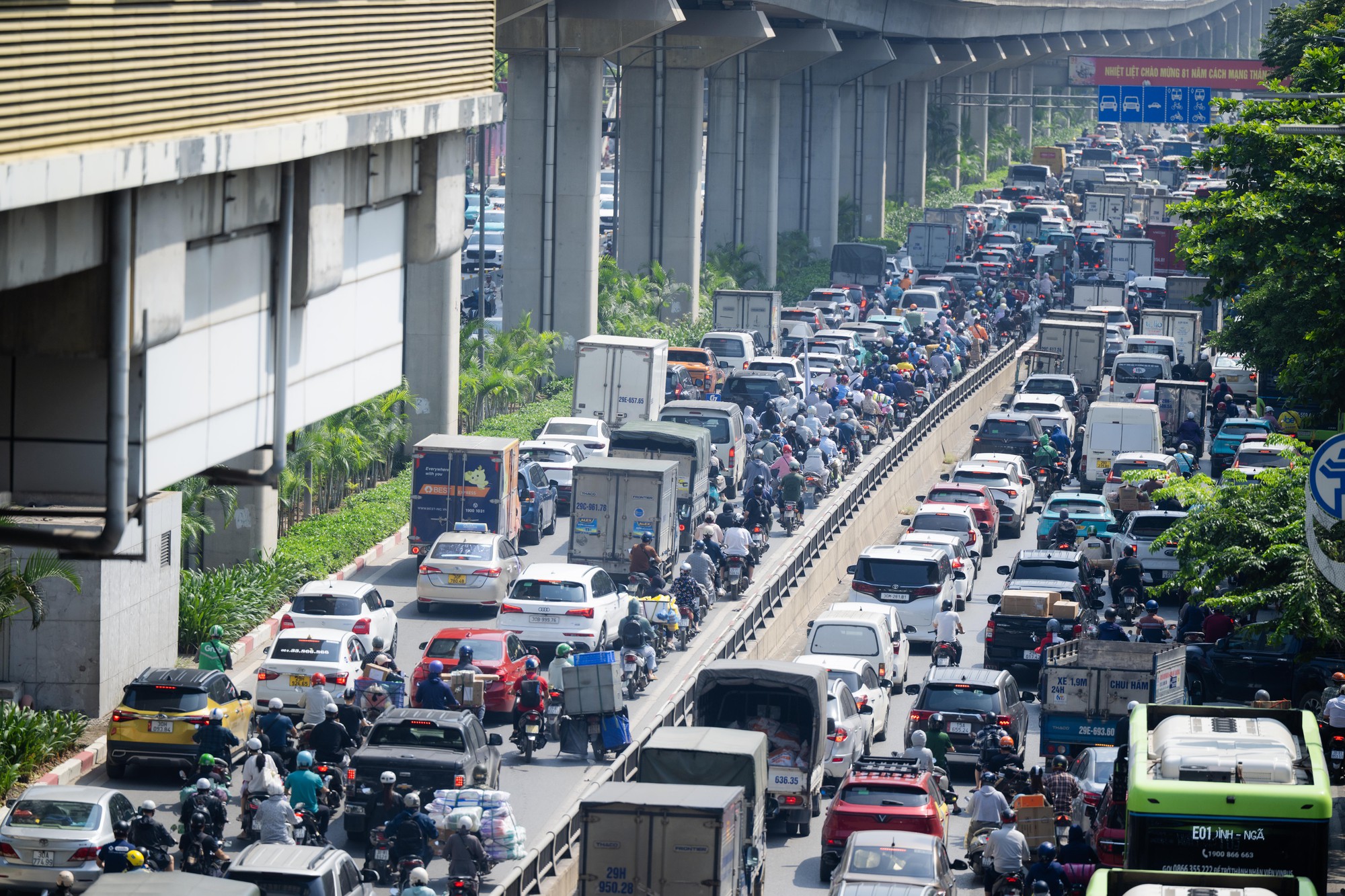 Người th&acirc;n kh&oacute;c ngất tại hiện trường vụ xe bu&yacute;t va chạm xe m&aacute;y tr&ecirc;n đường Nguyễn Tr&atilde;i khiến ch&aacute;u b&eacute; tử vong- Ảnh 8.