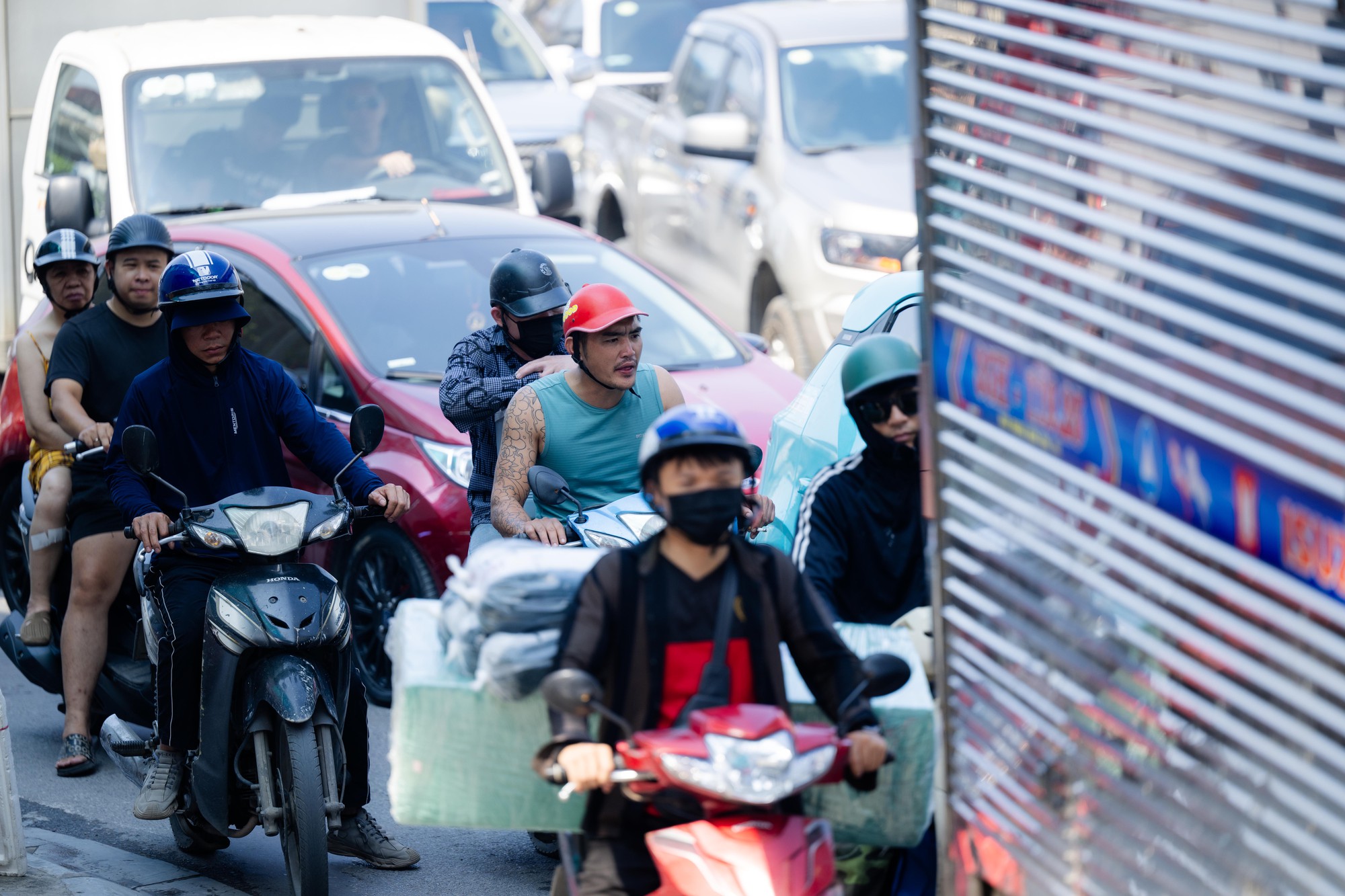 Người th&acirc;n kh&oacute;c ngất tại hiện trường vụ xe bu&yacute;t va chạm xe m&aacute;y tr&ecirc;n đường Nguyễn Tr&atilde;i khiến ch&aacute;u b&eacute; tử vong- Ảnh 7.