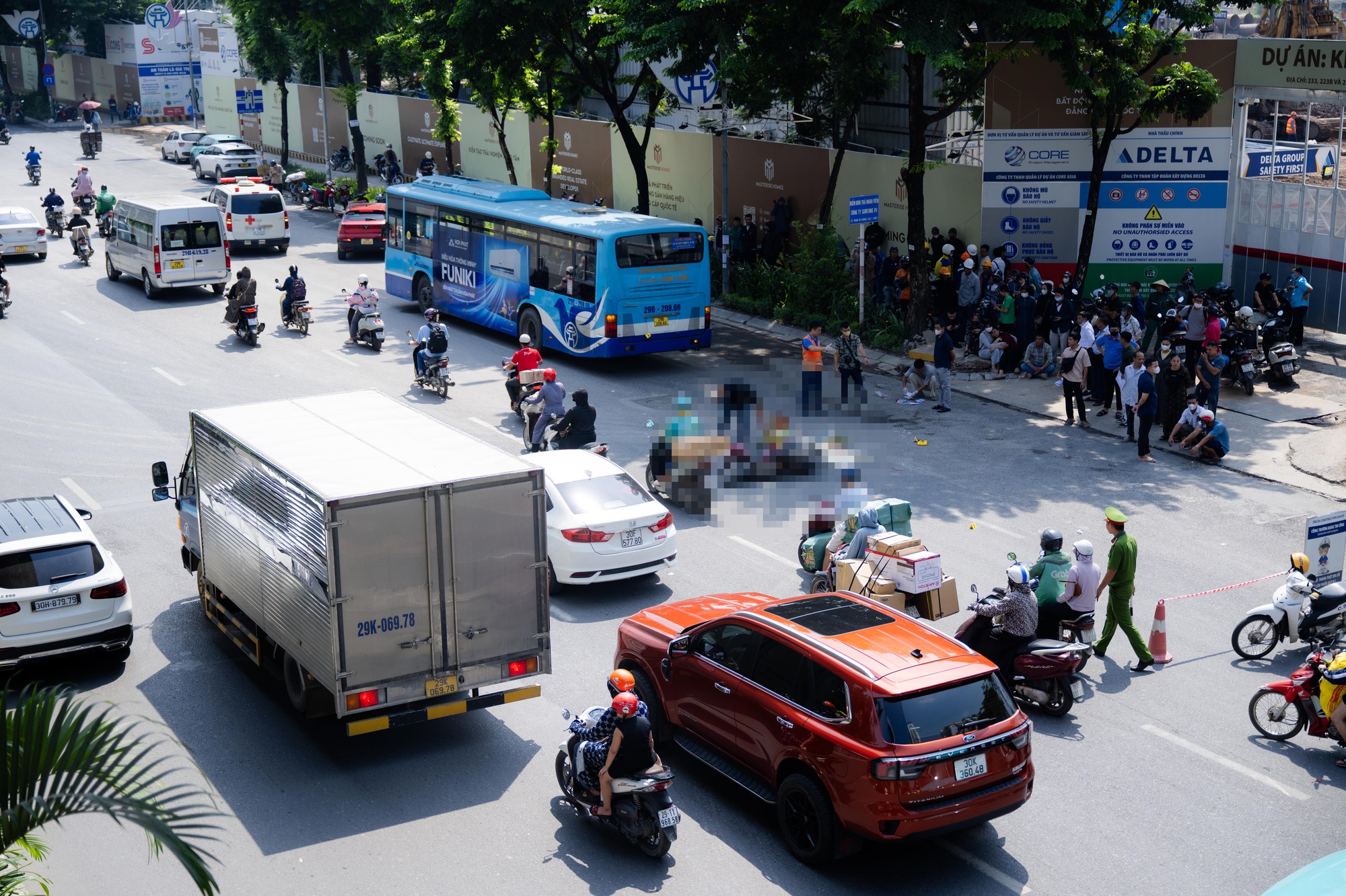 Người th&acirc;n kh&oacute;c ngất tại hiện trường vụ xe bu&yacute;t va chạm xe m&aacute;y tr&ecirc;n đường Nguyễn Tr&atilde;i khiến ch&aacute;u b&eacute; tử vong- Ảnh 1.