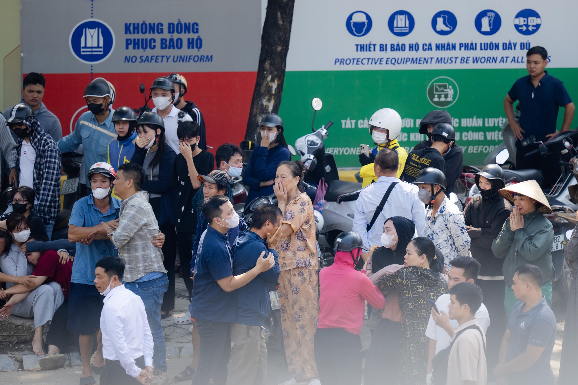 Người th&acirc;n kh&oacute;c ngất tại hiện trường vụ xe bu&yacute;t va chạm xe m&aacute;y tr&ecirc;n đường Nguyễn Tr&atilde;i khiến ch&aacute;u b&eacute; tử vong- Ảnh 4.