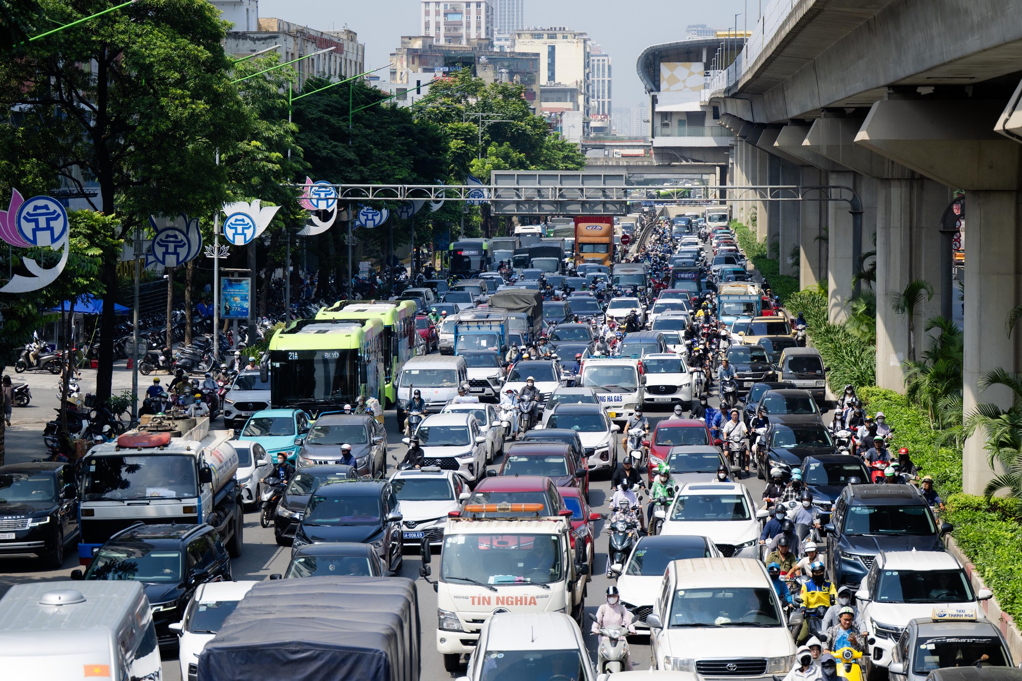 Người th&acirc;n kh&oacute;c ngất tại hiện trường vụ xe bu&yacute;t va chạm xe m&aacute;y tr&ecirc;n đường Nguyễn Tr&atilde;i khiến ch&aacute;u b&eacute; tử vong- Ảnh 6.