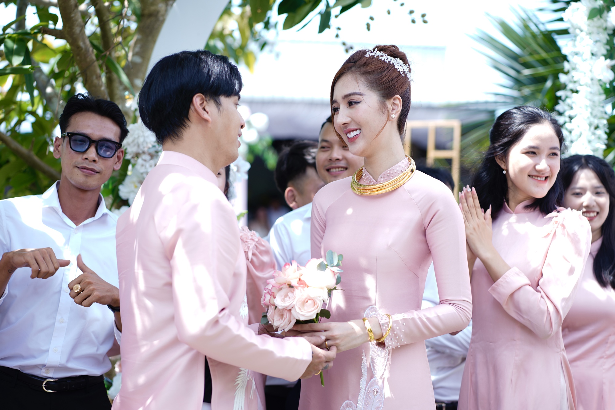 Mỹ nh&acirc;n qu&ecirc; miền T&acirc;y cưới ca sĩ hơn 17 tuổi: Được chồng giao giữ hết tiền, sống trong biệt thự 20 tỷ đồng- Ảnh 2.