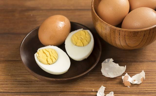 Vì sao không nên đổ nước lạnh vào trứng vừa luộc xong? - Ảnh 2.