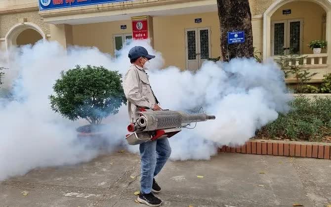 H&agrave; Nội: Sốt xuất huyết v&agrave; tay ch&acirc;n miệng c&ugrave;ng tăng - Ảnh 1.