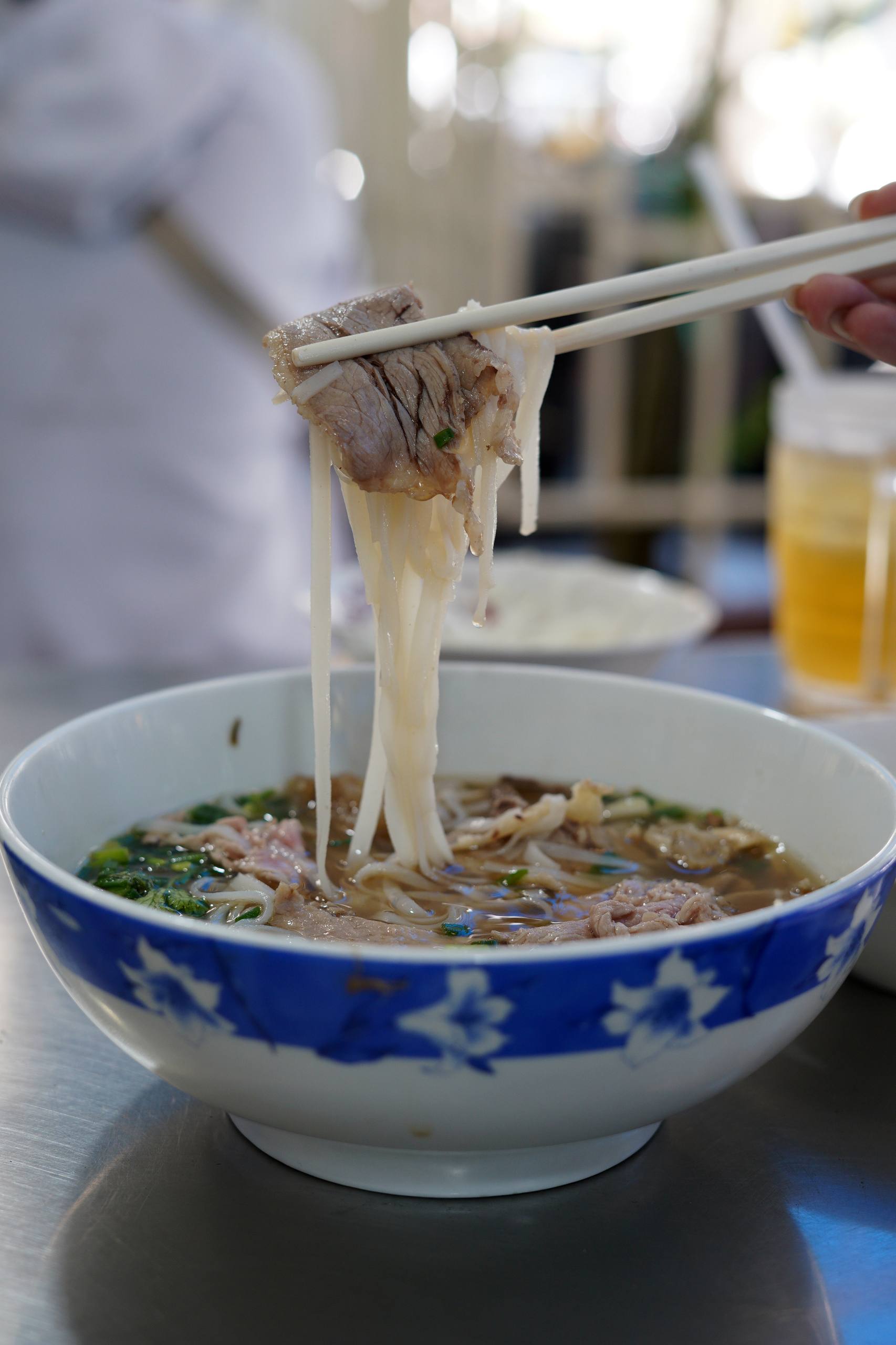 Phở n&ecirc;m sẵn hay để kh&aacute;ch tự n&ecirc;m mới l&agrave; chuẩn? - Ảnh 10.