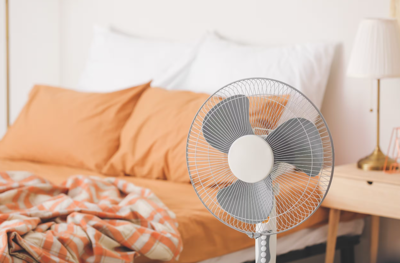 Ngủ bật quạt hay điều h&ograve;a tốt hơn? Nhiều người đang &ldquo;đ&aacute;nh cược&rdquo; sức khỏe v&igrave; hiểu sai điều n&agrave;y - Ảnh 1.
