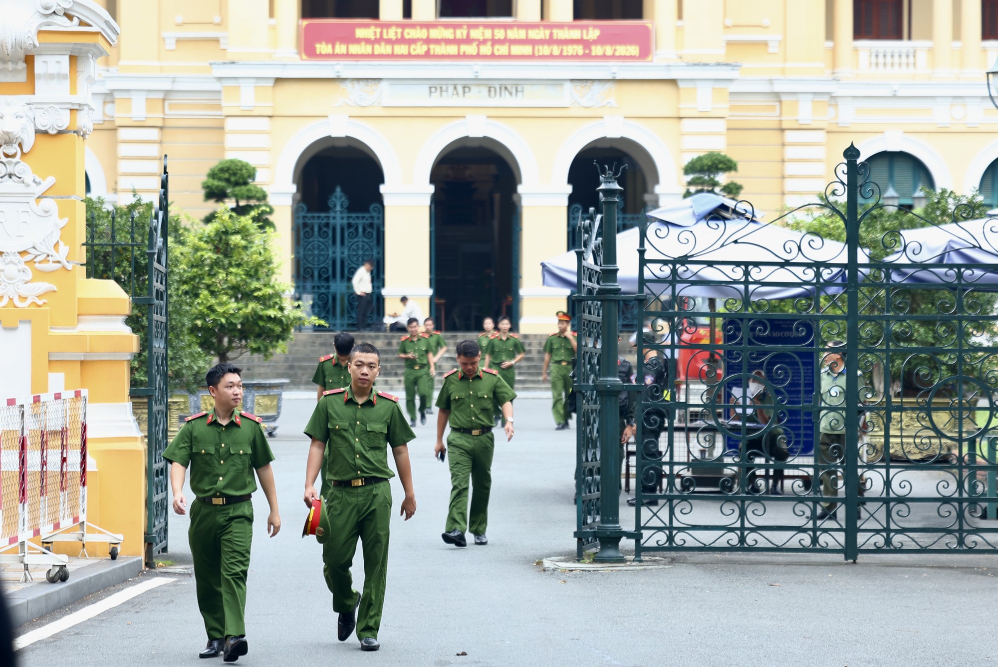 Phi&ecirc;n t&ograve;a 227 bị c&aacute;o trong chuy&ecirc;n &aacute;n ma t&uacute;y VN10: Hơn 100 luật sư tham gia b&agrave;o chữa đ&atilde; c&oacute; mặt - Ảnh 17.