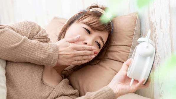 Cứ 3-4 giờ s&aacute;ng lại tỉnh giấc, nằm m&atilde;i kh&ocirc;ng ngủ được: Cơ thể đang c&oacute; chuyện g&igrave;? Khi n&agrave;o l&agrave; b&igrave;nh thường, khi n&agrave;o cần đi kh&aacute;m?- Ảnh 4.