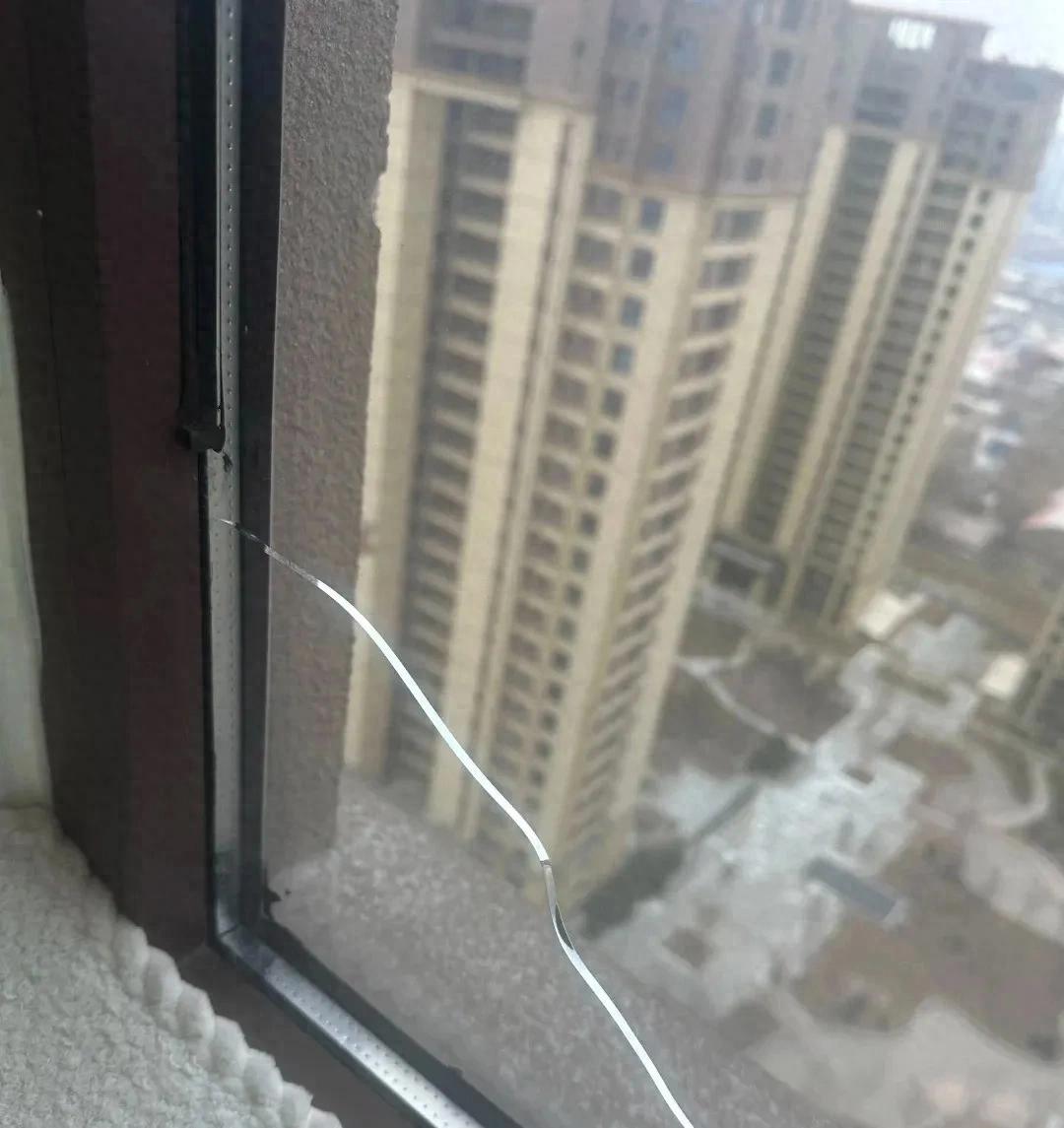 Mới dọn v&agrave;o ở 1 th&aacute;ng, nh&agrave; đ&atilde; lộ 4 lỗi khiến chủ nh&agrave; ph&aacute;t c&aacute;u: Gạch nứt, cửa k&iacute;nh rạn, nh&agrave; vệ sinh vừa r&ograve; vừa bốc m&ugrave;i - Ảnh 1.
