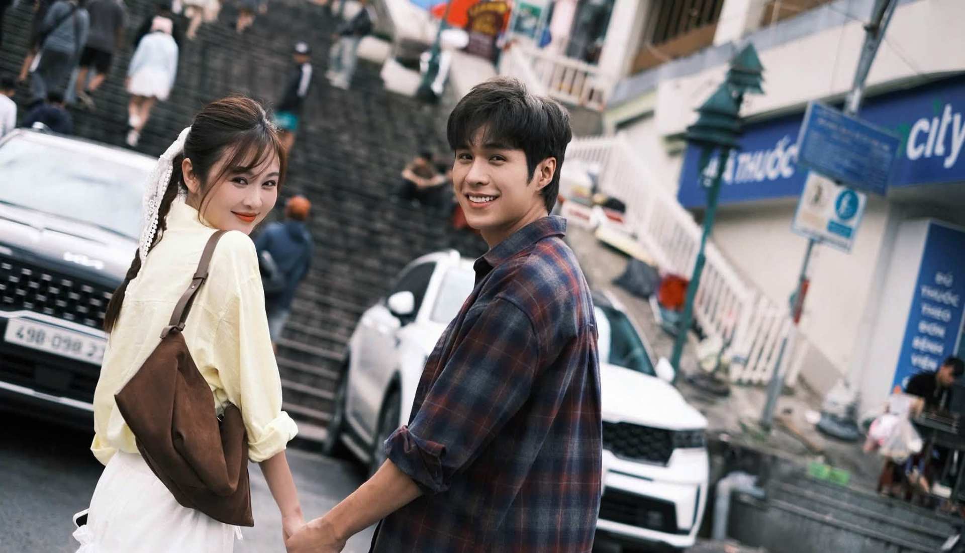 Bạn g&aacute;i hơn 7 tuổi xuất hiện b&ecirc;n Anh trai say hi, c&ograve;n được thơm m&aacute; c&ocirc;ng khai- Ảnh 8.