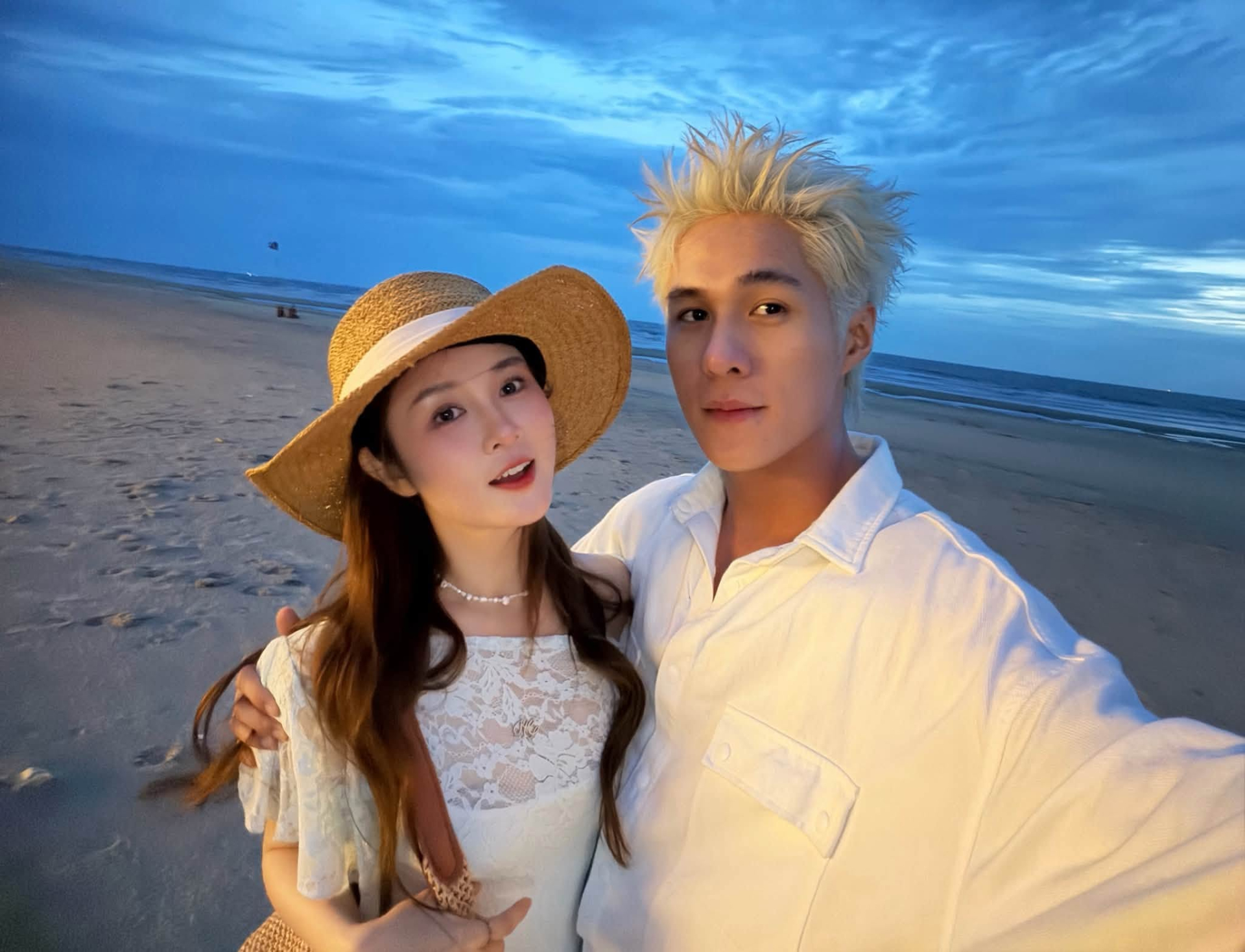Bạn g&aacute;i hơn 7 tuổi xuất hiện b&ecirc;n Anh trai say hi, c&ograve;n được thơm m&aacute; c&ocirc;ng khai- Ảnh 5.