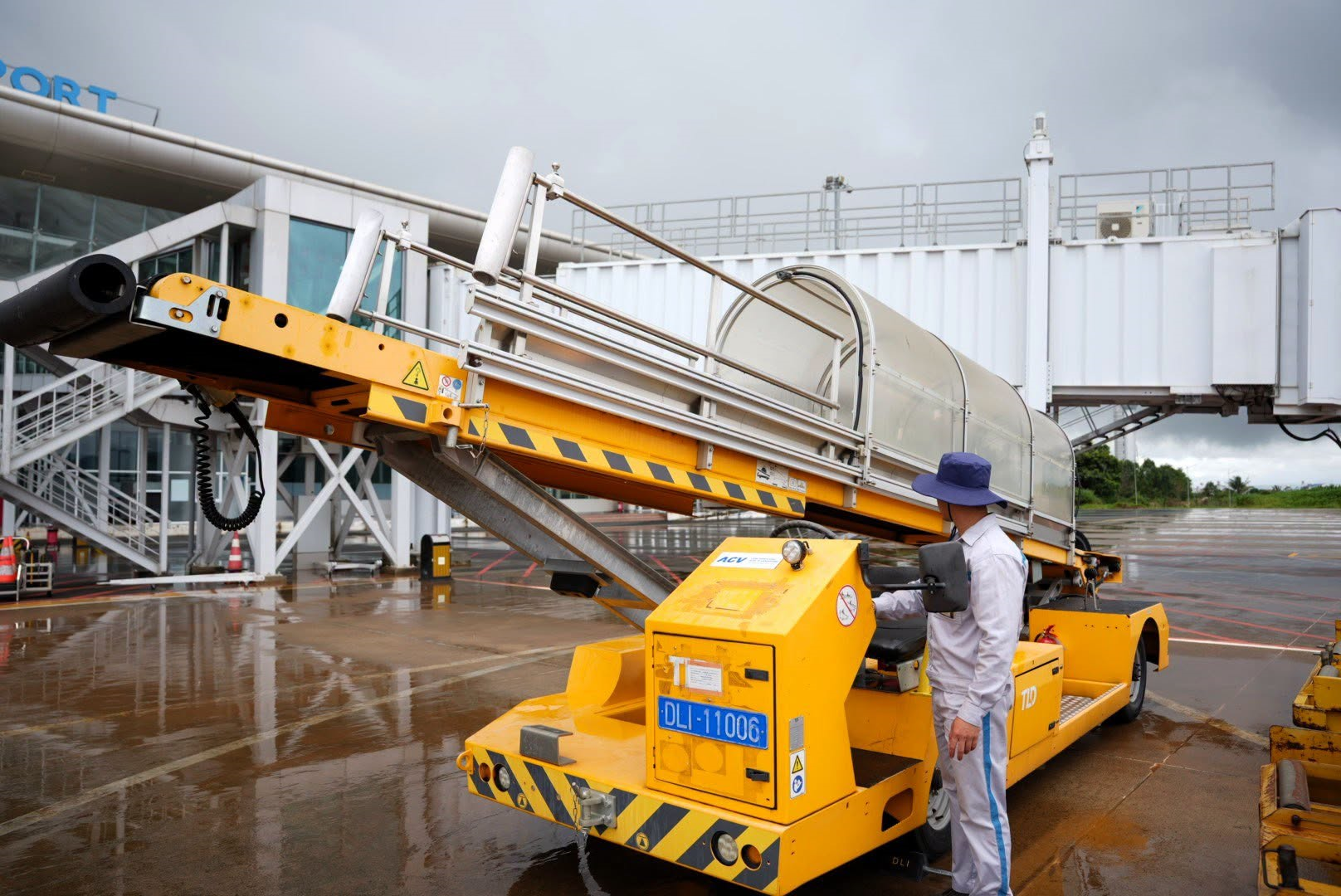 Đ&uacute;ng 0h ng&agrave;y mai, s&acirc;n bay quốc tế duy nhất ở Việt Nam mang h&igrave;nh b&ocirc;ng hoa ch&iacute;nh thức "t&aacute;i xuất"- Ảnh 10.