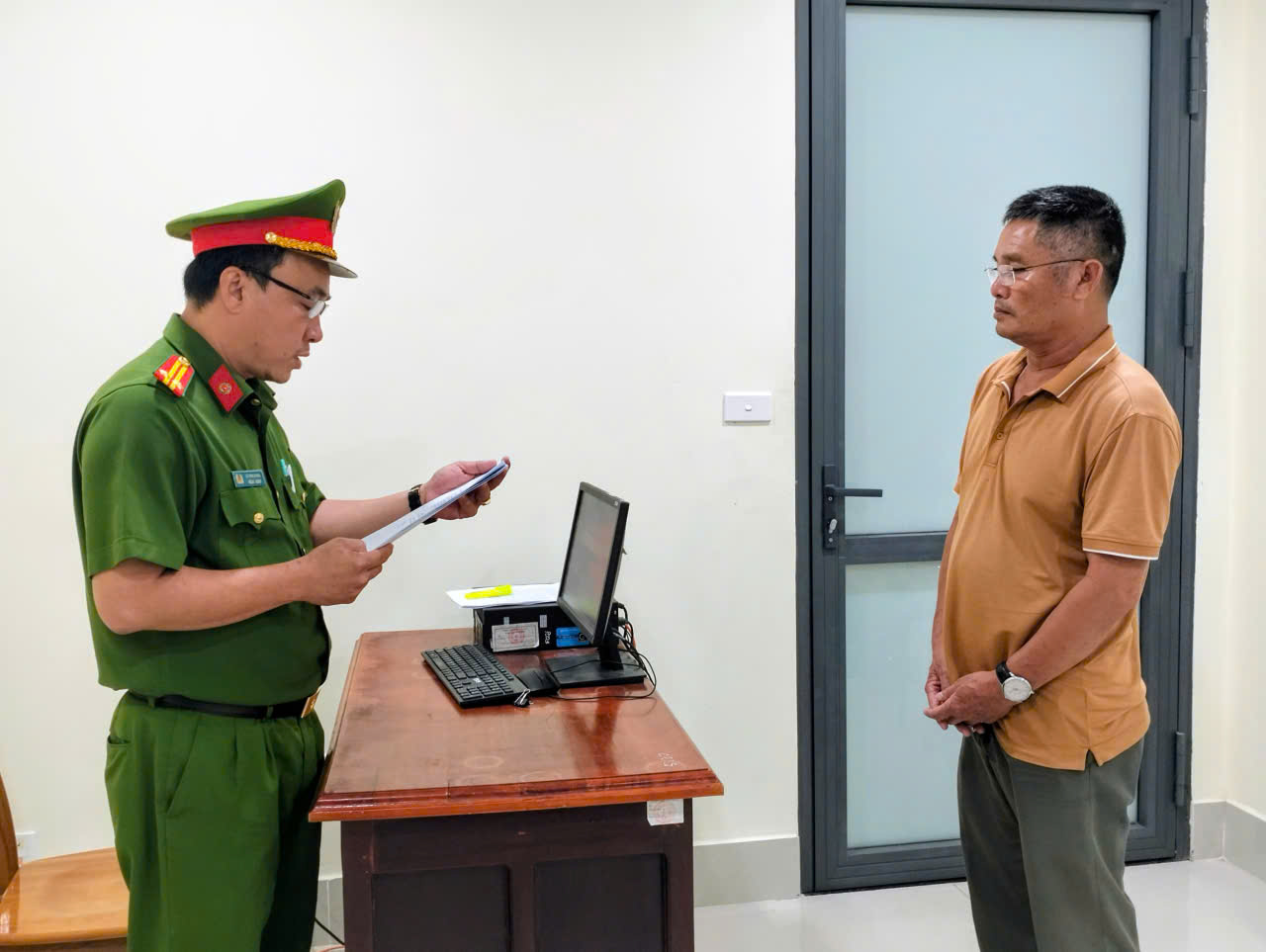 Khởi tố người đàn ông SN 1969 sau khi mua 11 hóa đơn- Ảnh 1.