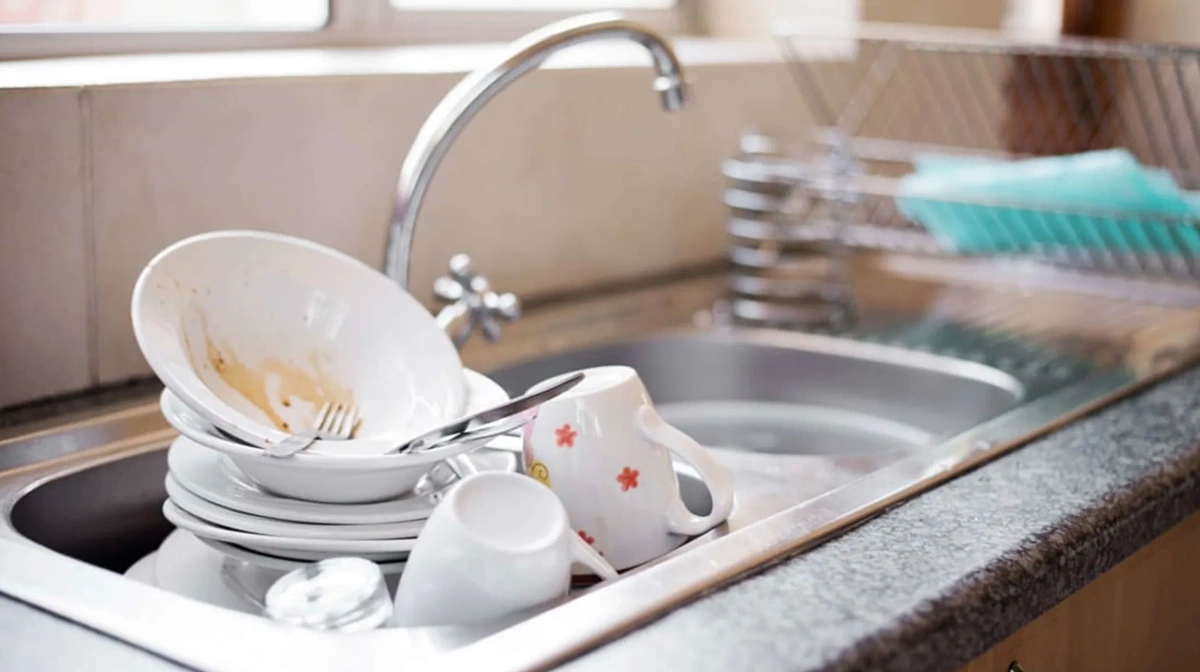 Lời khuy&ecirc;n cho những người ng&acirc;m b&aacute;t đũa trong bồn rửa qua đ&ecirc;m- Ảnh 1.