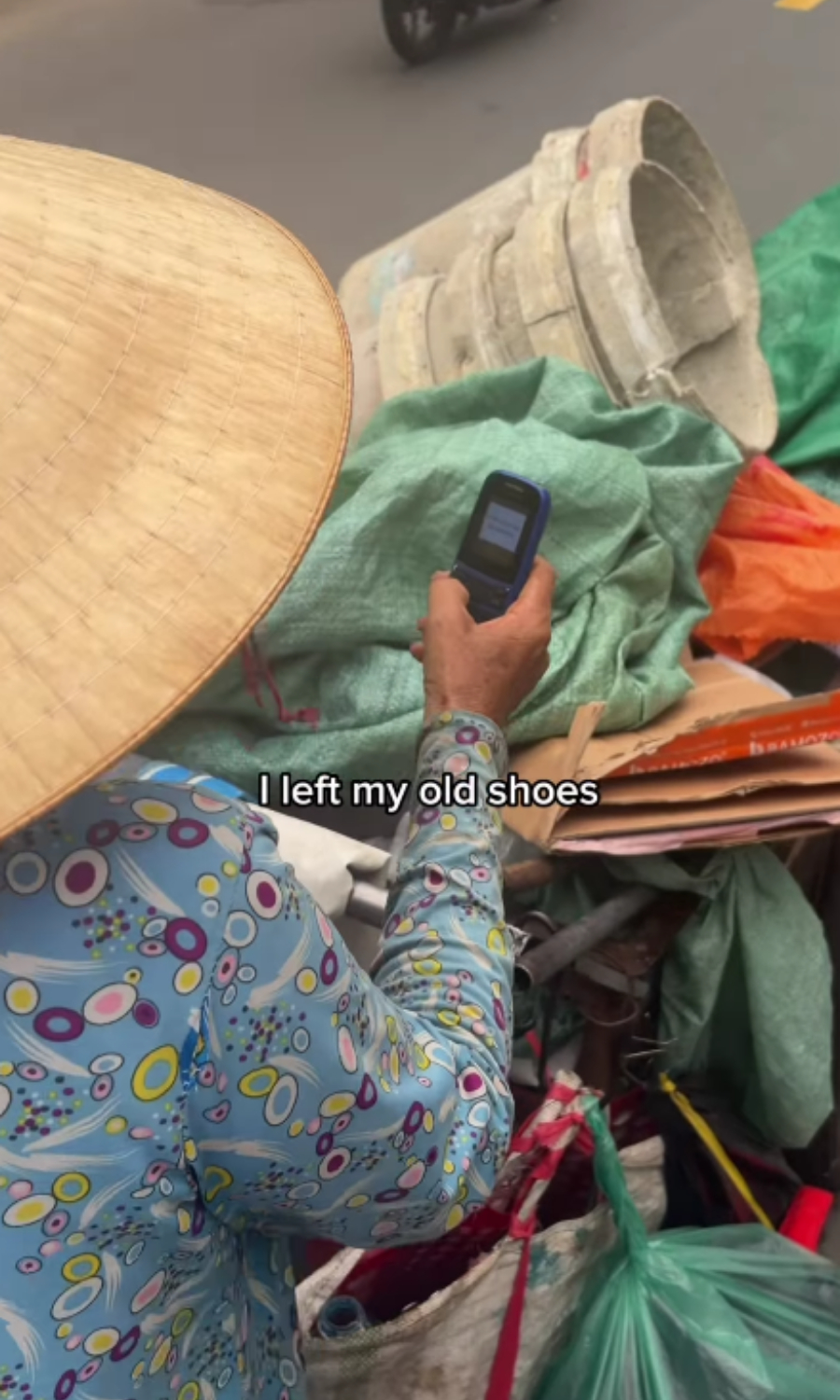 Kh&aacute;ch T&acirc;y đến TP.HCM lạc mất gi&agrave;y, được &ldquo;thủ lĩnh&rdquo; ve chai t&igrave;m thấy trong v&ograve;ng 40 ph&uacute;t: Diễn biến thu về gần 1 triệu view- Ảnh 5.