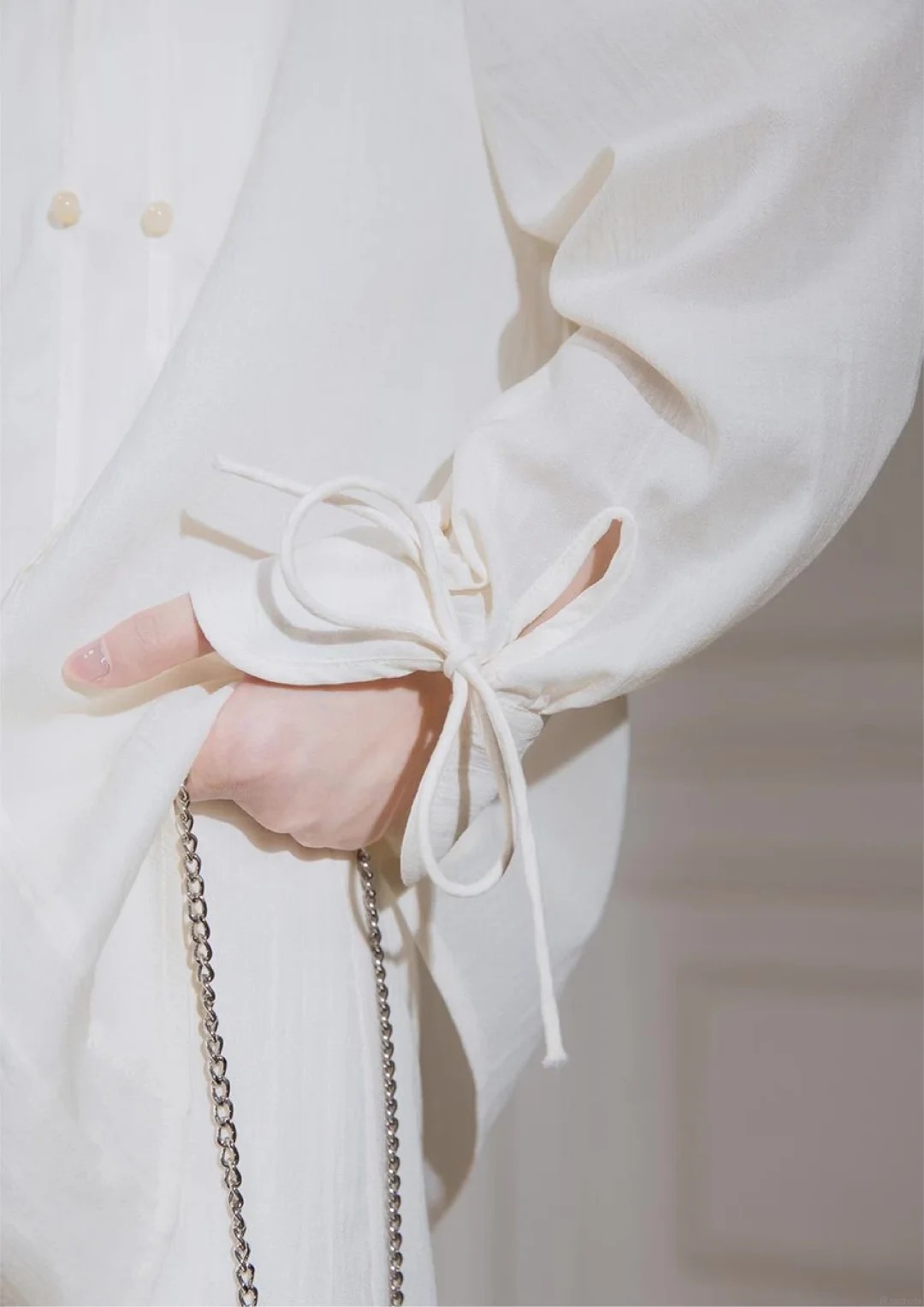 Chi tiết nơ trở lại: Bí quyết mặc style old money vừa thanh lịch, nữ tính mà không hề "bánh bèo" - Ảnh 2.