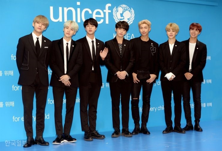 Nụ h&ocirc;n khiến cả thế giới ph&aacute;t kh&oacute;c của mỹ nam 59 triệu fan nh&oacute;m BTS- Ảnh 4.