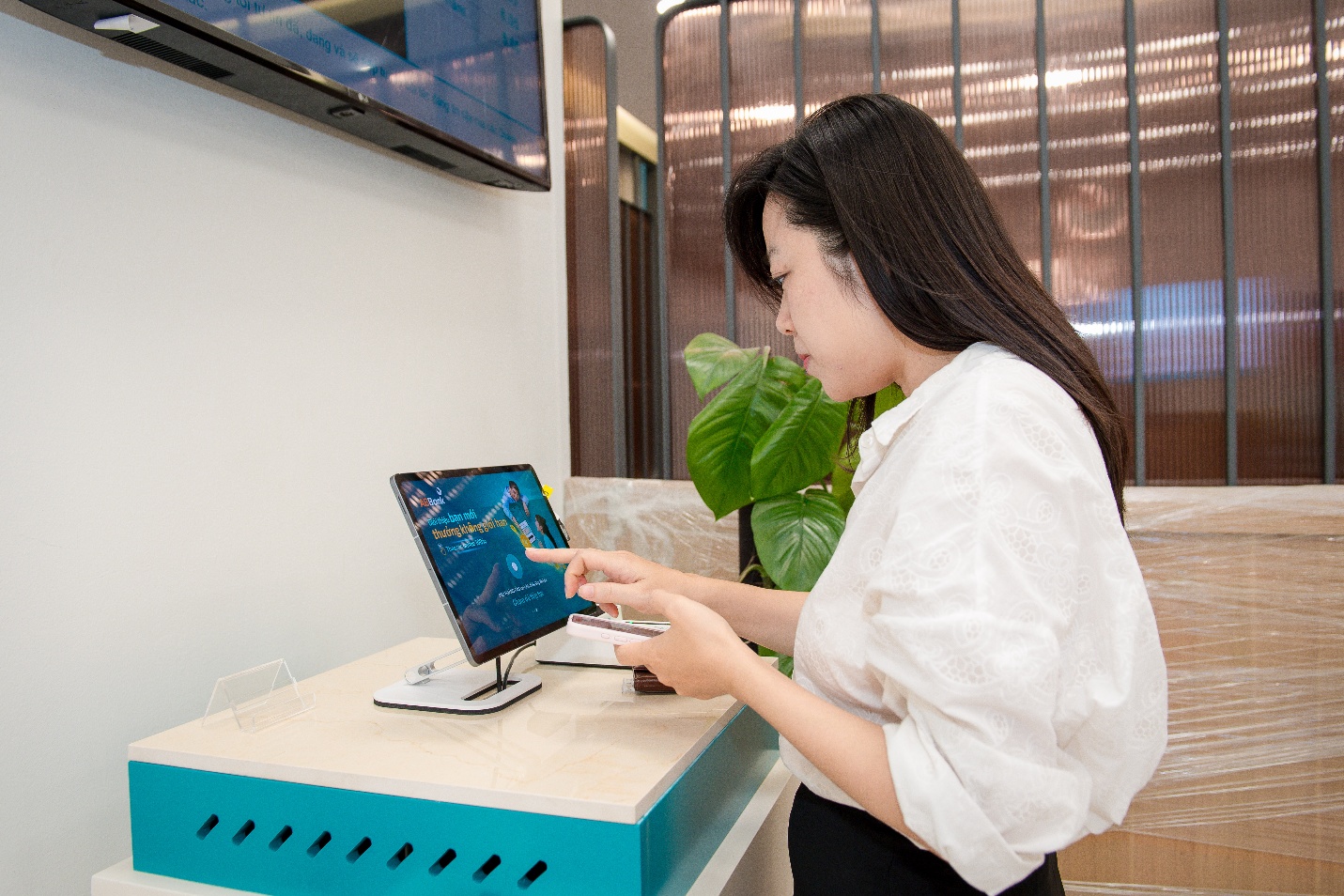 Giao dịch tại ABBank thuận tiện hơn với m&ocirc; h&igrave;nh Số h&oacute;a giao dịch tại quầy - Ảnh 2.