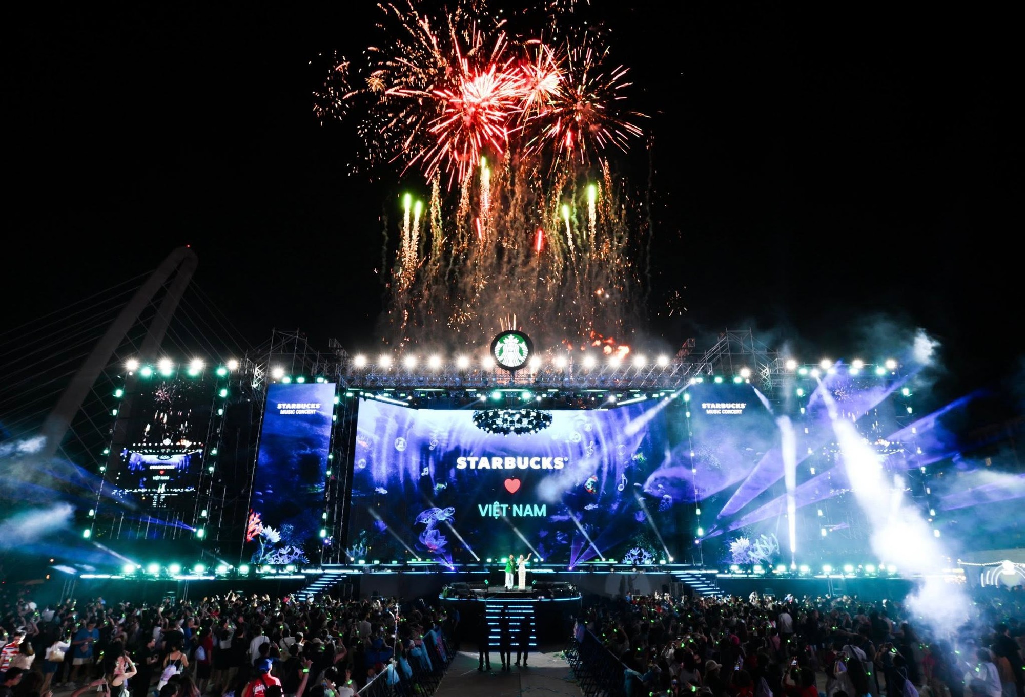 Sẵn s&agrave;ng b&ugrave;ng nổ tại Starbucks Music Concert: SACOMBANK Visa mang đến đặc quyền v&eacute; sớm - Ảnh 2.