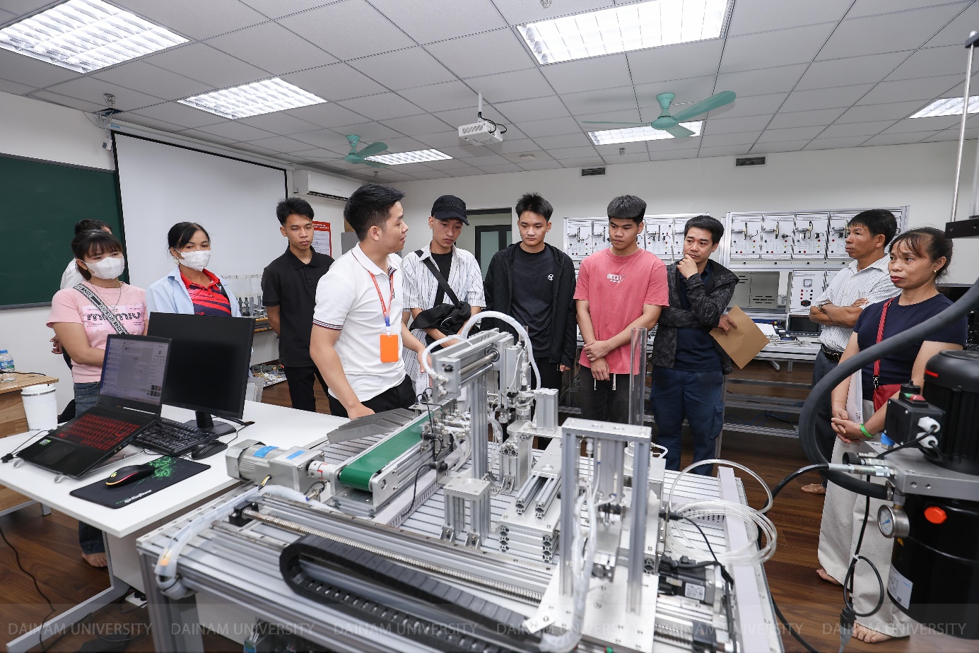 H&agrave;ng ng&agrave;n t&acirc;n sinh vi&ecirc;n Đại học Đại Nam &ldquo;bắt nhịp&rdquo; nghề nghiệp ngay ng&agrave;y đầu nhập học - Ảnh 4.
