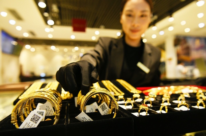 Gi&aacute; v&agrave;ng h&ocirc;m nay 18/8: Tăng mạnh, vượt 4.400 USD/ounce- Ảnh 1.