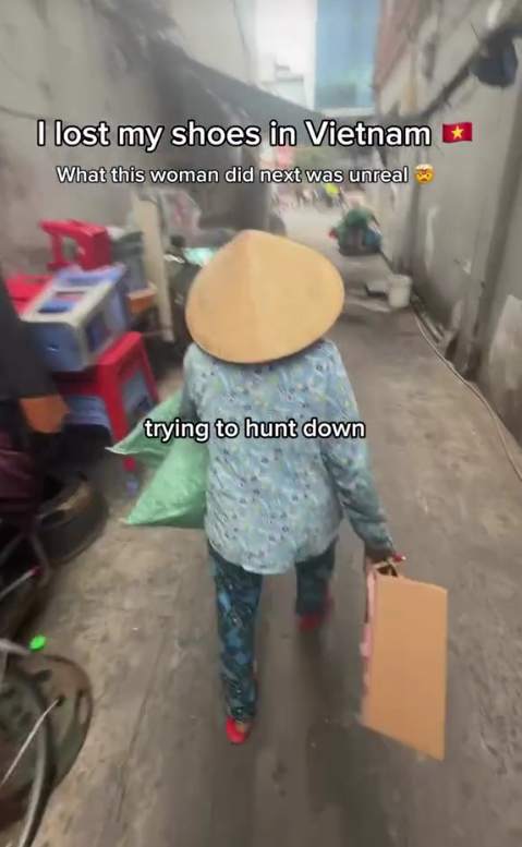 Kh&aacute;ch T&acirc;y đến TP.HCM lạc mất gi&agrave;y, được &ldquo;thủ lĩnh&rdquo; ve chai t&igrave;m thấy trong v&ograve;ng 40 ph&uacute;t: Diễn biến thu về gần 1 triệu view- Ảnh 3.