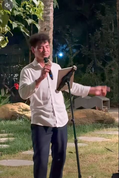 Nam NSND l&agrave; l&atilde;nh đạo, cứ c&oacute; mặt vợ l&agrave; h&aacute;t ca kh&uacute;c n&agrave;y- Ảnh 1.