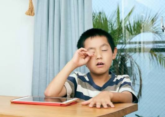 Con nheo mắt, dụi mắt li&ecirc;n tục: Đừng vội mắng con, h&atilde;y tỉnh t&aacute;o trước 6 dấu hiệu mắt con đang "k&ecirc;u cứu" m&agrave; cha mẹ dễ bỏ qua - Ảnh 1.
