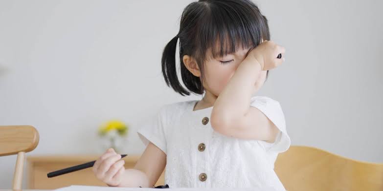 Con nheo mắt, dụi mắt li&ecirc;n tục: Đừng vội mắng con, h&atilde;y tỉnh t&aacute;o trước 6 dấu hiệu mắt con đang "k&ecirc;u cứu" m&agrave; cha mẹ dễ bỏ qua - Ảnh 4.