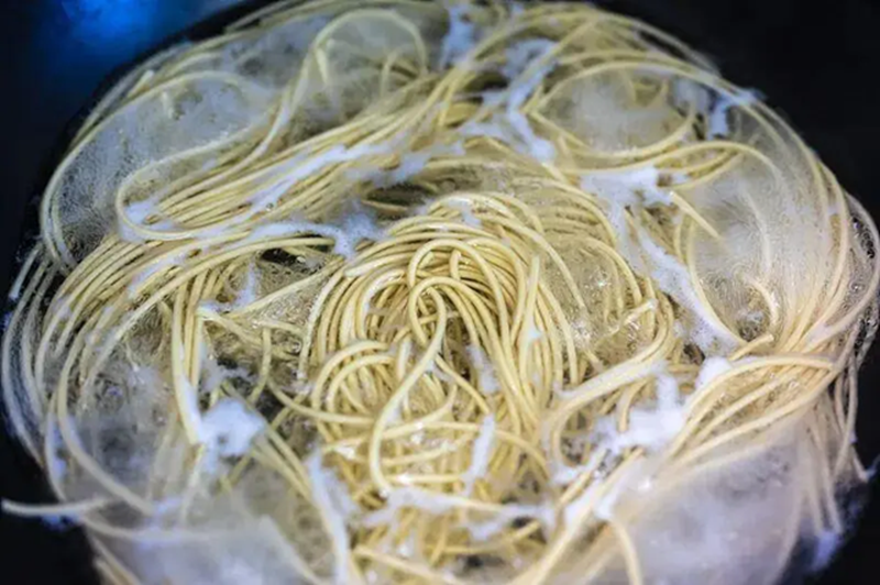 Người đàn ông suýt chết vì ngộ độc aflatoxin, bác sĩ cảnh báo tất cả những ai đang cất trữ đồ khô, gia vị - Ảnh 2.