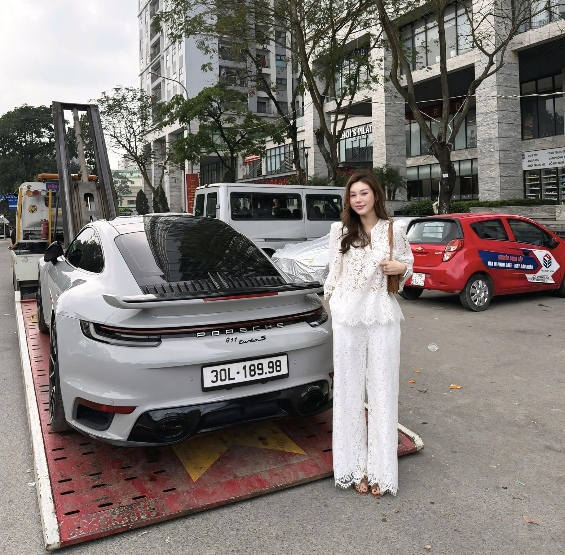C&ocirc; g&aacute;i 28 tuổi mua Porsche tặng chồng: Sống trong cơ ngơi sang như kh&aacute;ch sạn, ri&ecirc;ng thang m&aacute;y đ&atilde; gần 1 tỷ- Ảnh 1.