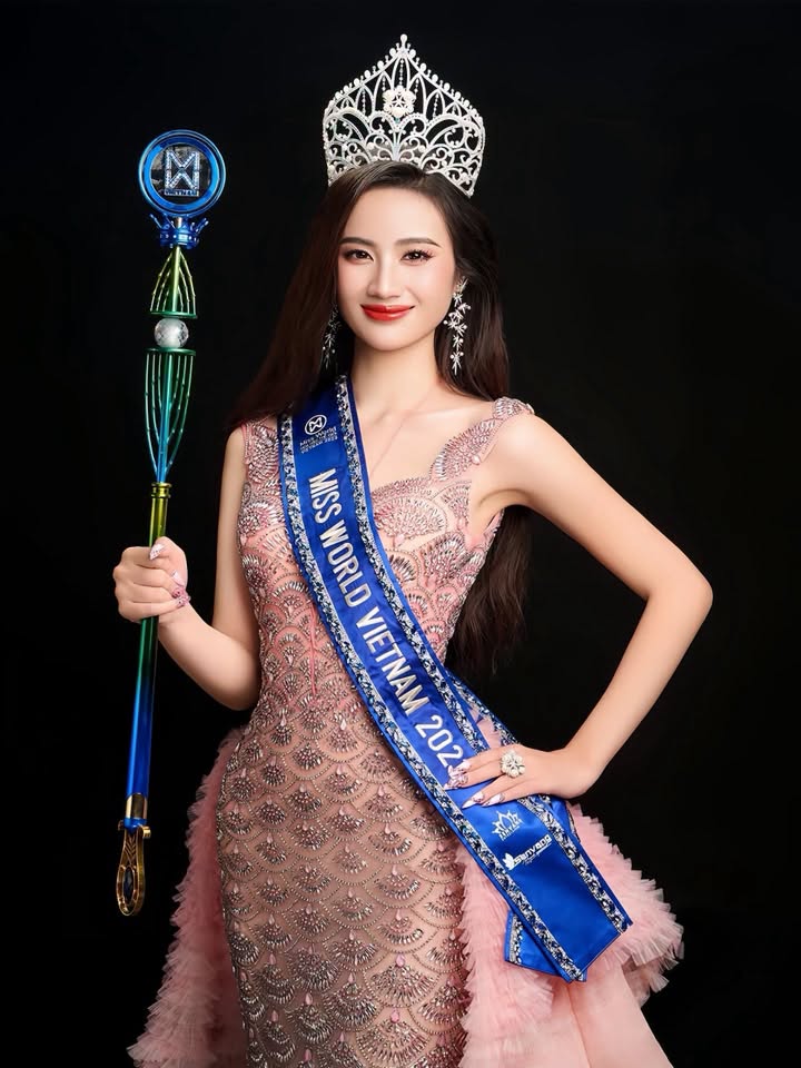Mỹ nh&acirc;n B&igrave;nh Định l&agrave;m chuyện kh&ocirc;ng tưởng: Vừa đăng quang đ&atilde; c&ocirc;ng khai bạn trai, sang &Uacute;c khi đang trong nhiệm kỳ- Ảnh 1.