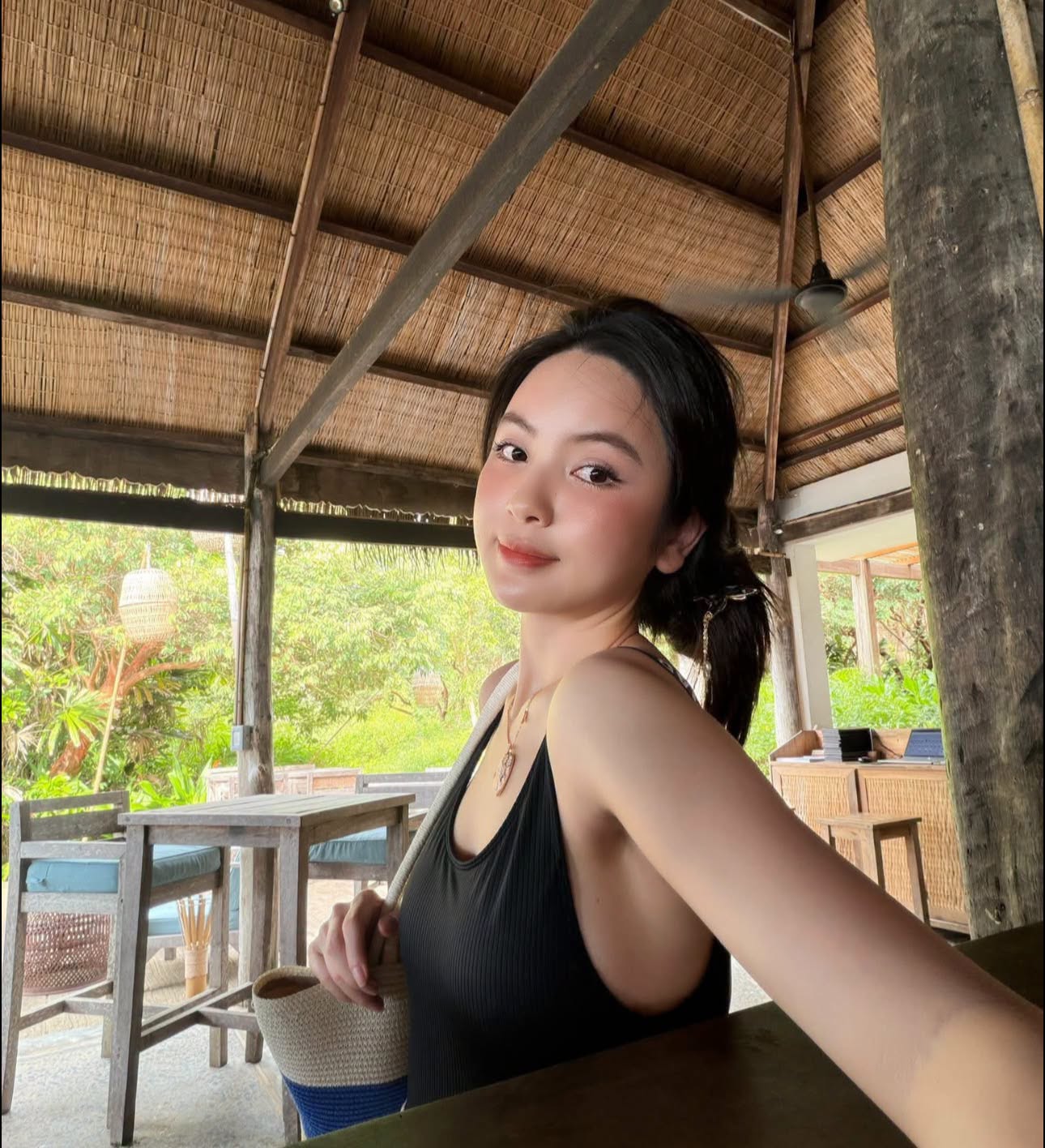Chu Thanh Huyền đáp trả bình luận chê vòng 1 "tí hon"- Ảnh 1.