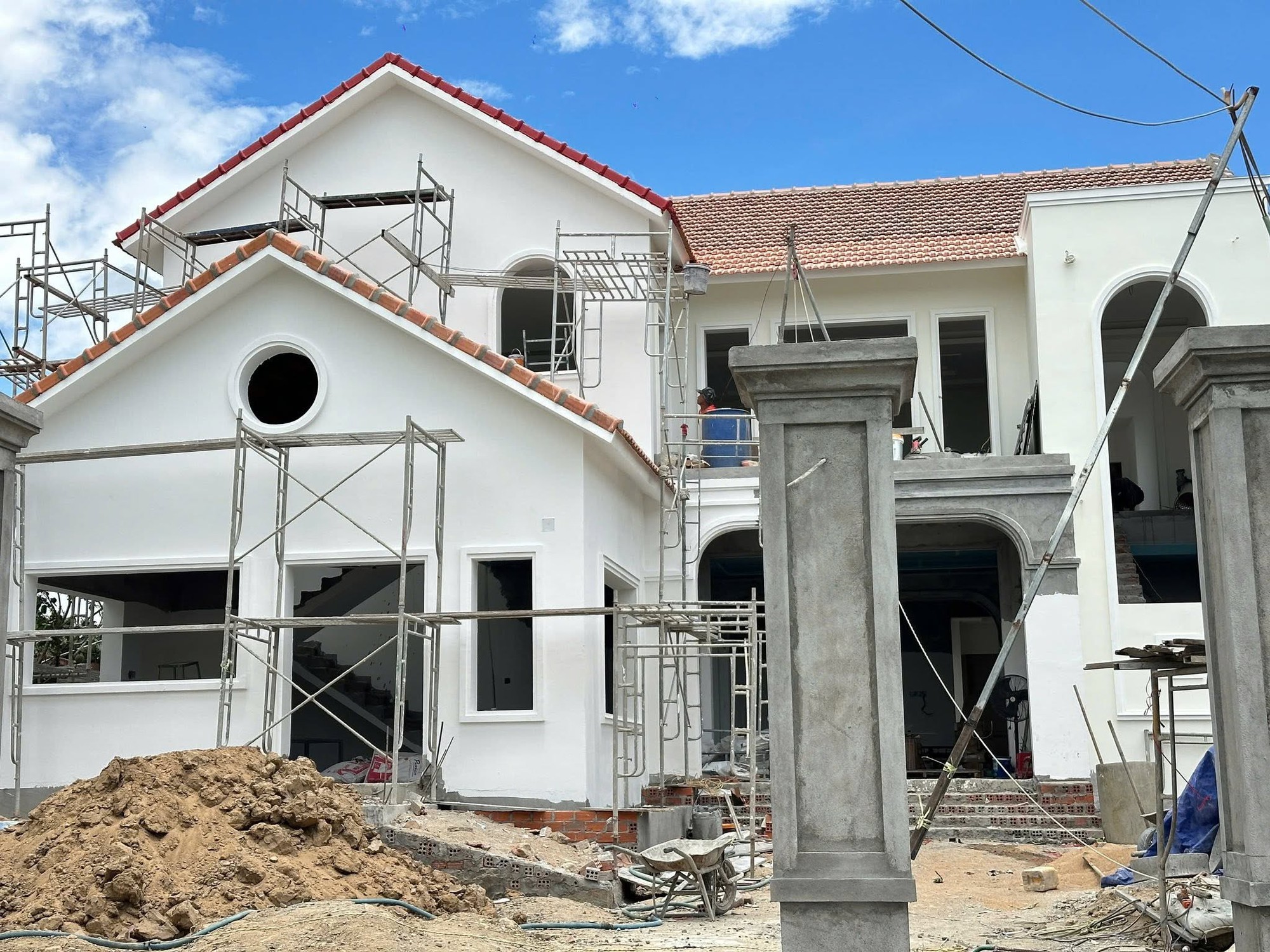 Nữ diễn vi&ecirc;n 29 tuổi x&acirc;y biệt thự to b&aacute;o hiếu bố mẹ tại Ph&uacute; Y&ecirc;n- Ảnh 1.