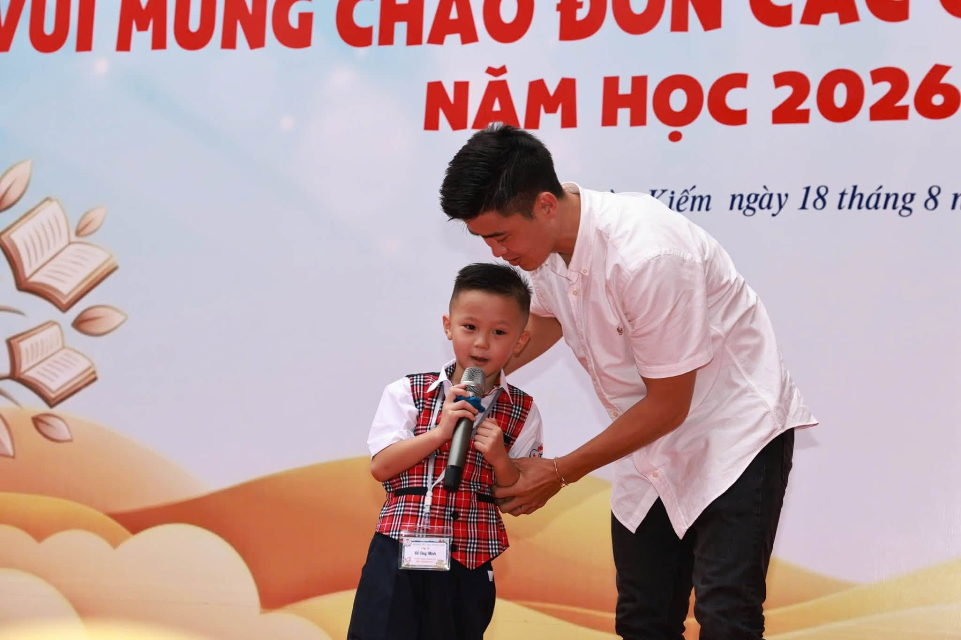 Ch&aacute;u trai cựu Chủ tịch nổi tiếng l&agrave;ng b&oacute;ng đ&aacute; Việt Nam nhập học lớp 1, đem theo hai chiếc &aacute;o full chữ k&yacute; cầu thủ tặng trường - Ảnh 2.
