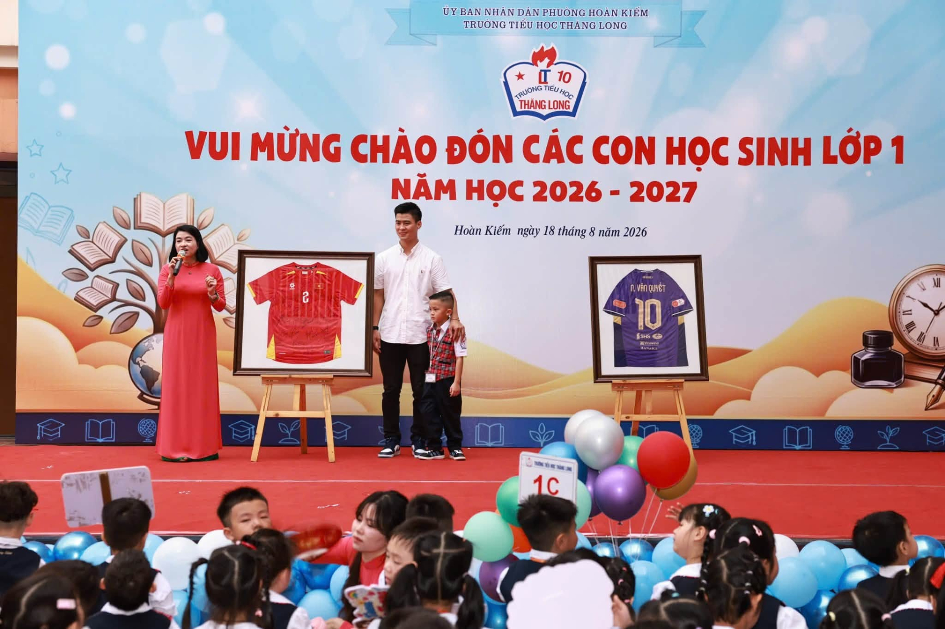 Ch&aacute;u trai cựu Chủ tịch nổi tiếng l&agrave;ng b&oacute;ng đ&aacute; Việt Nam nhập học lớp 1, đem theo hai chiếc &aacute;o full chữ k&yacute; cầu thủ tặng trường - Ảnh 1.