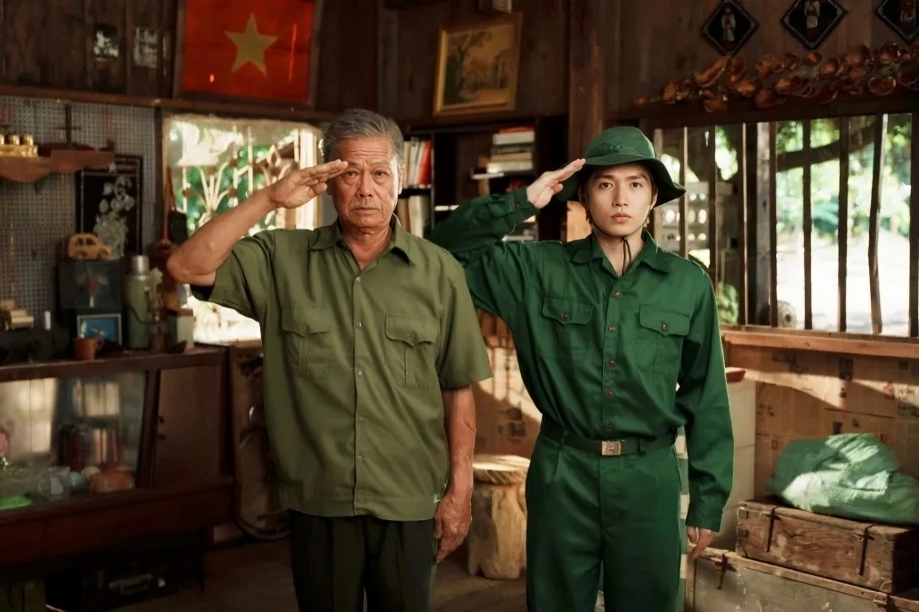 Từ Mưa Đỏ đến Nghỉ H&egrave; Sợ Nghỉ Hưu: Một d&ograve;ng chảy kh&ocirc;ng chỉ c&oacute; kh&oacute;i lửa- Ảnh 1.