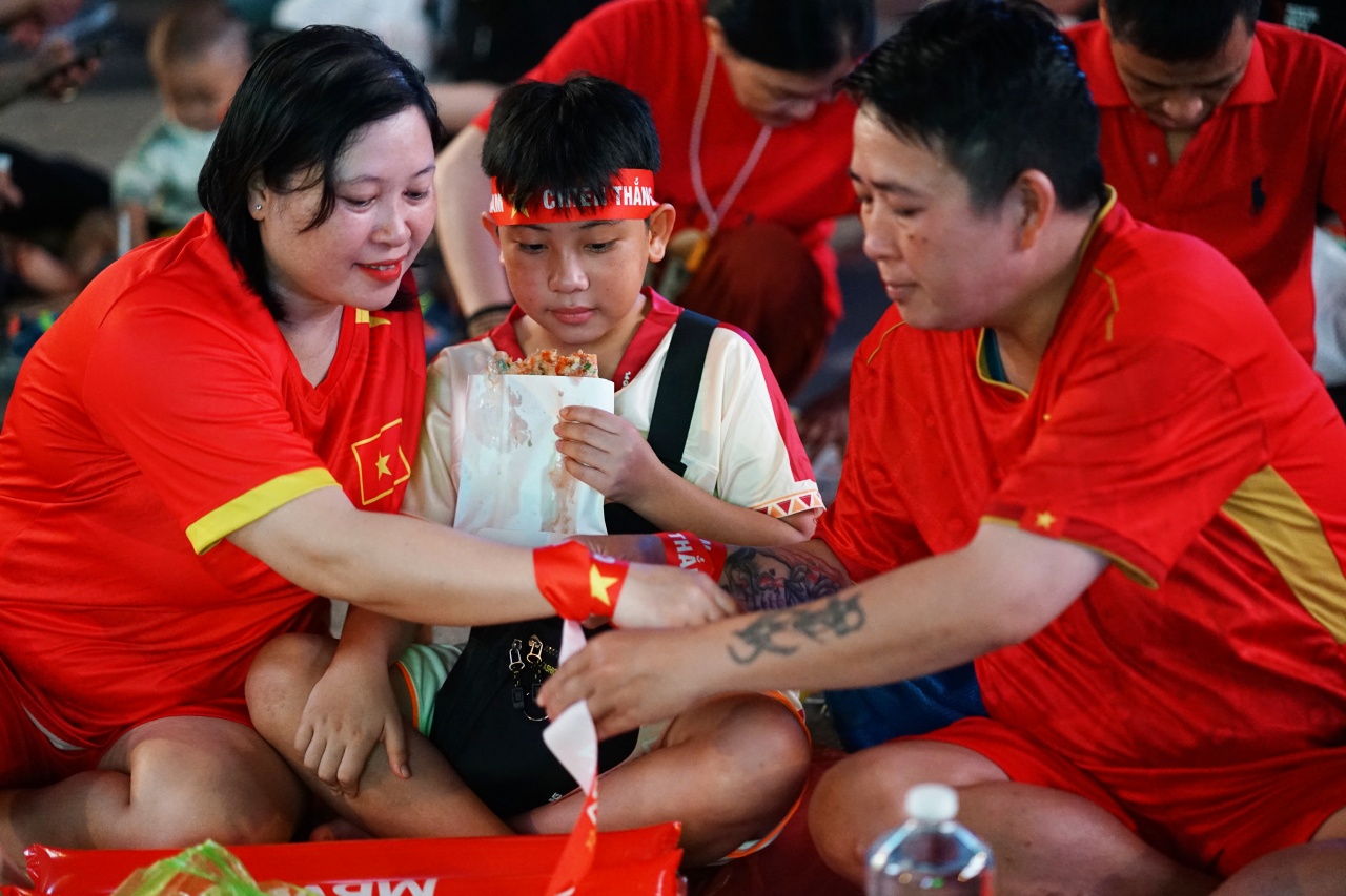 Khoảnh khắc CĐV vỡ òa: Tấm vé chung kết đang ở rất gần! - Ảnh 2.