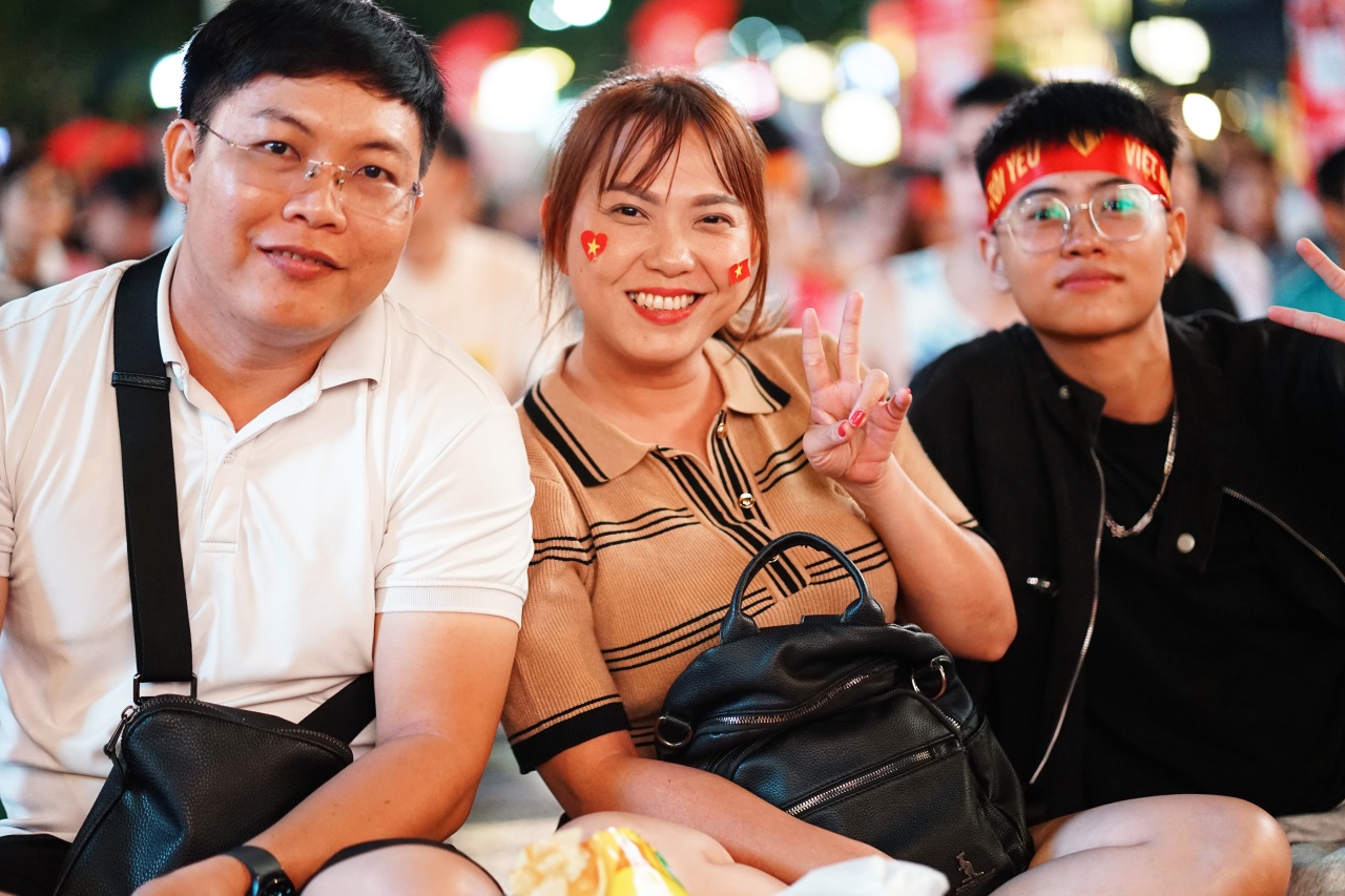 Khoảnh khắc CĐV vỡ òa: Tấm vé chung kết đang ở rất gần! - Ảnh 4.